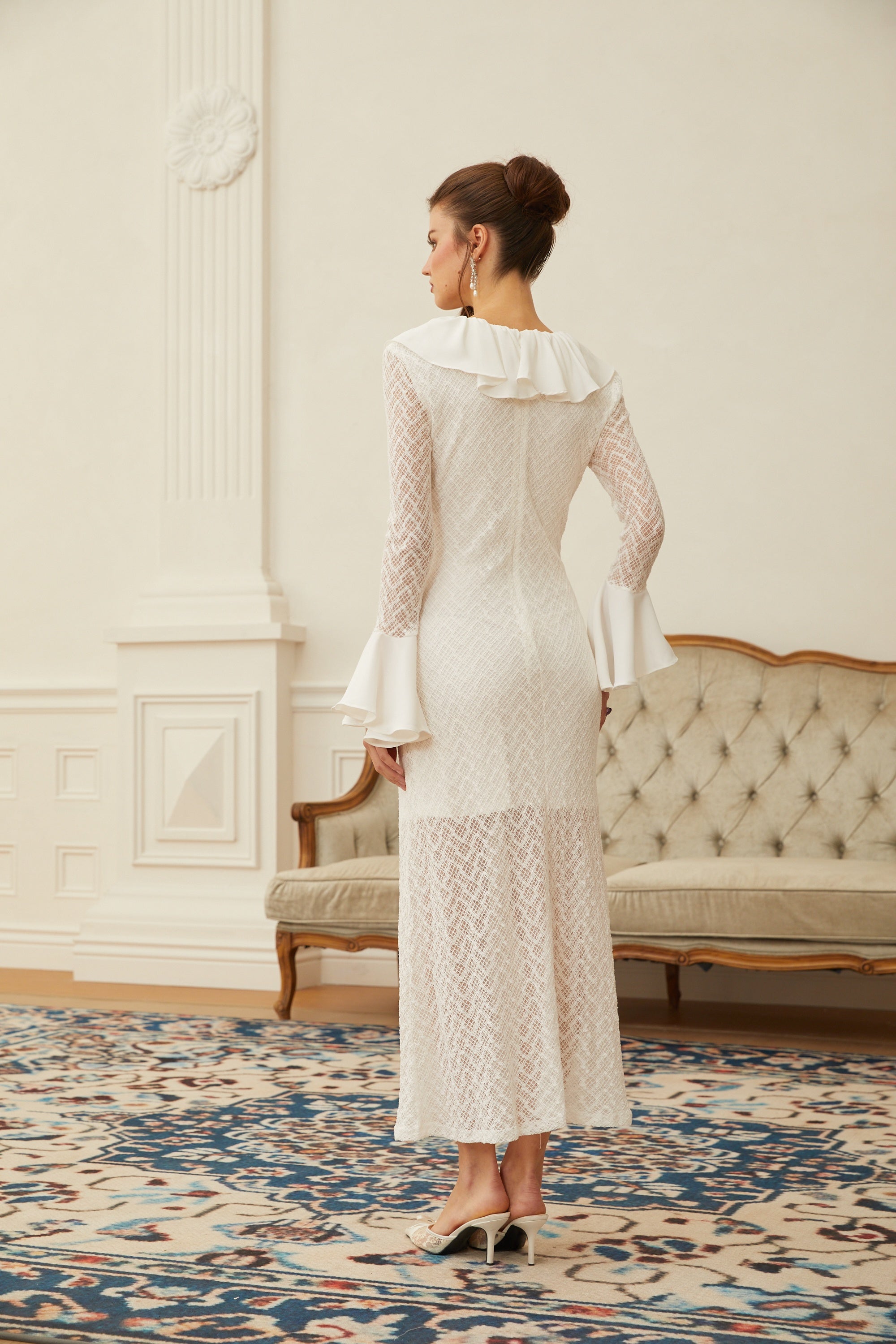 Mădălina Weißes Maxikleid aus Spitze mit Wellenmuster