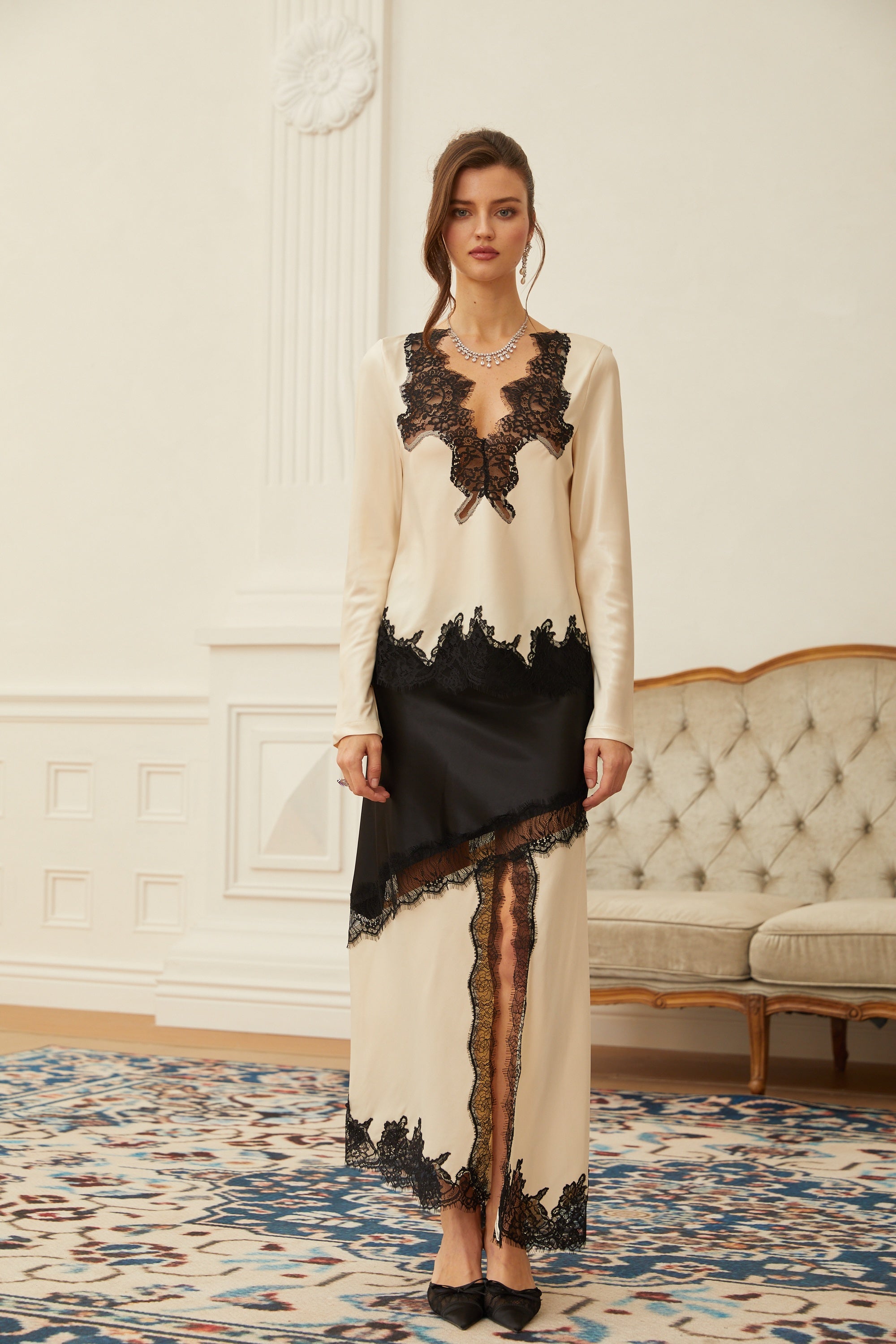 طقم بلوزة وسروال ساتان من Raphaëlle مزين بألواح دانتيل باللون المحايد