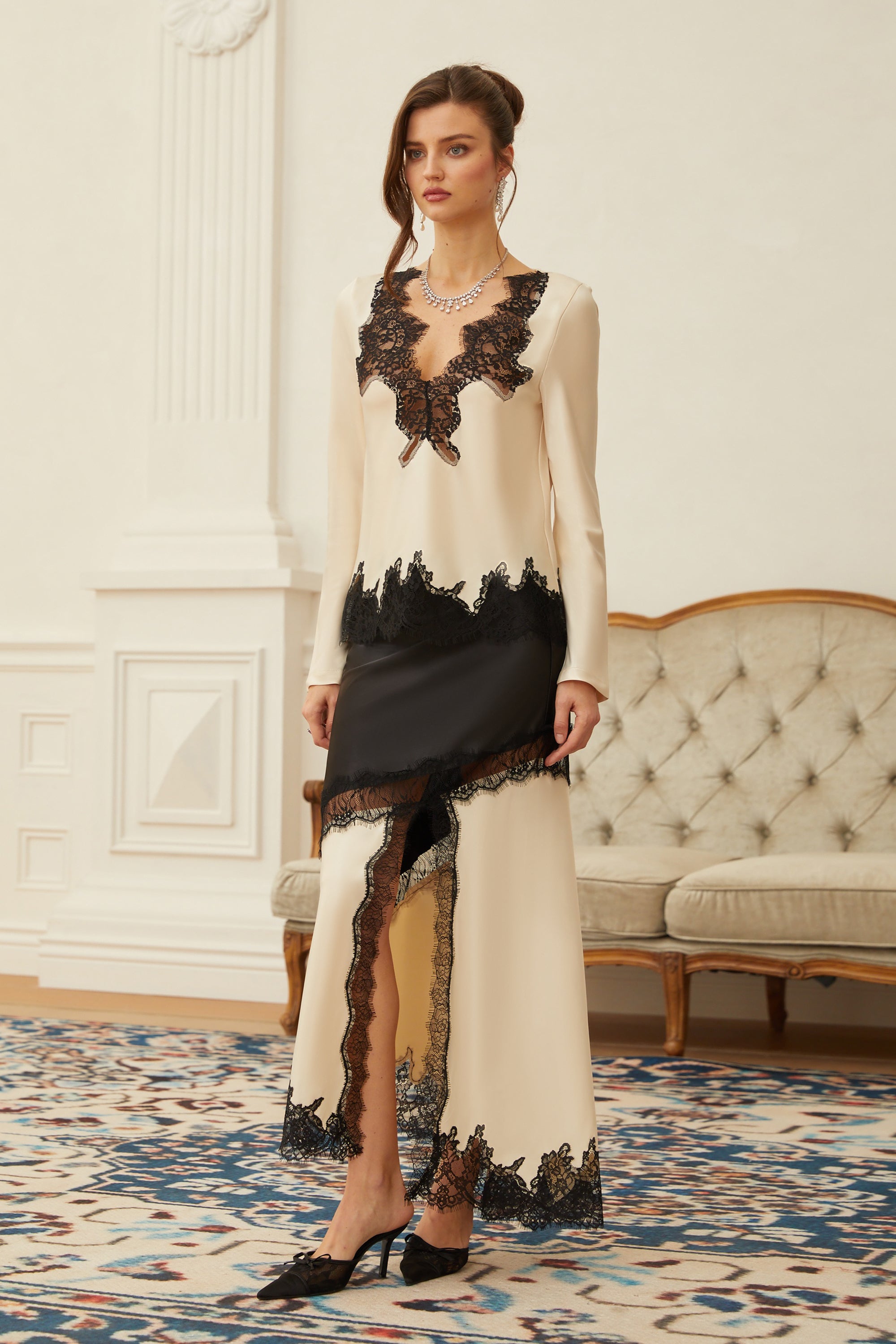 طقم بلوزة وسروال ساتان من Raphaëlle مزين بألواح دانتيل باللون المحايد