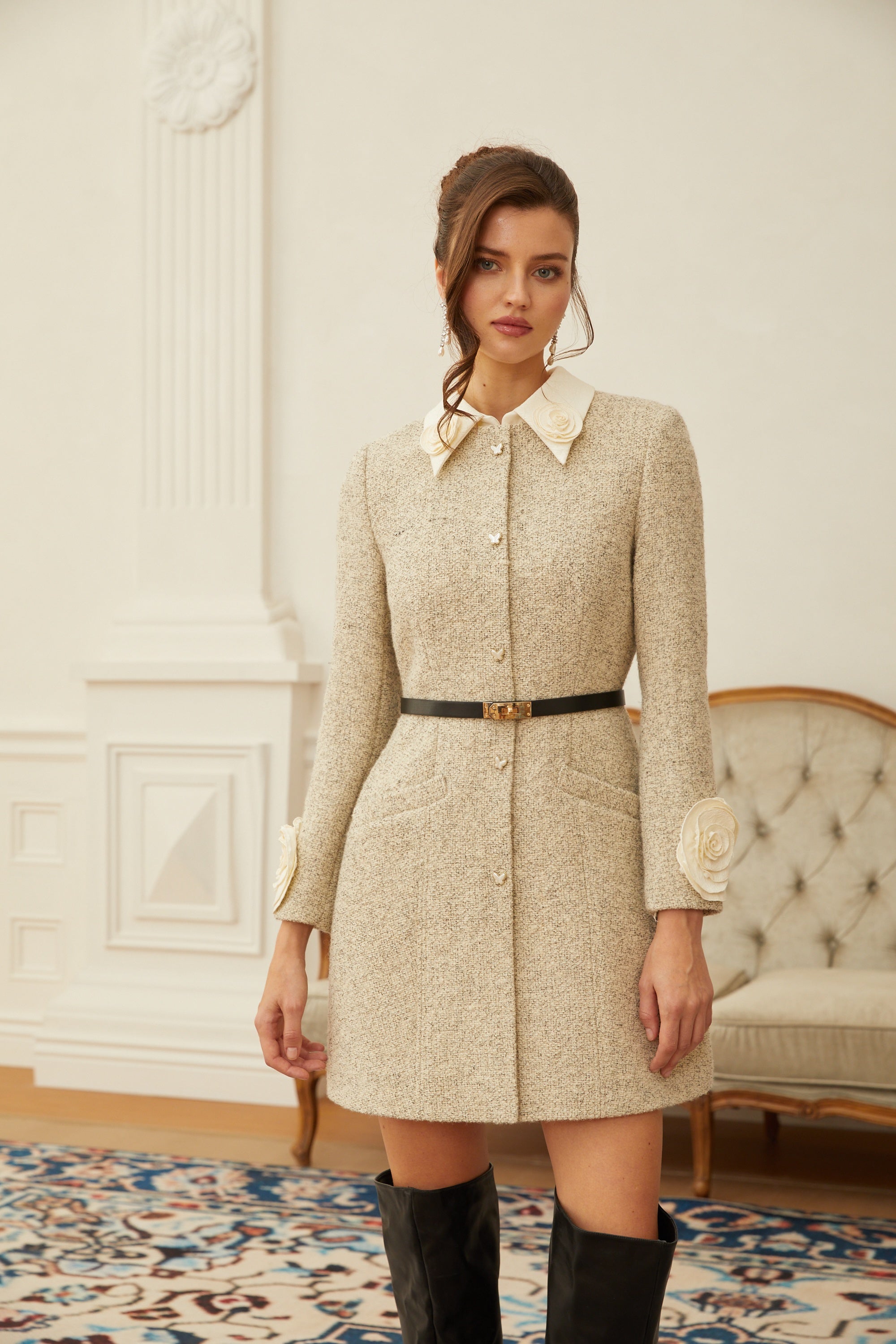 فستان قصير من التوييد بتصميم بتلات ثلاثي الأبعاد باللون المحايد من إيلودي