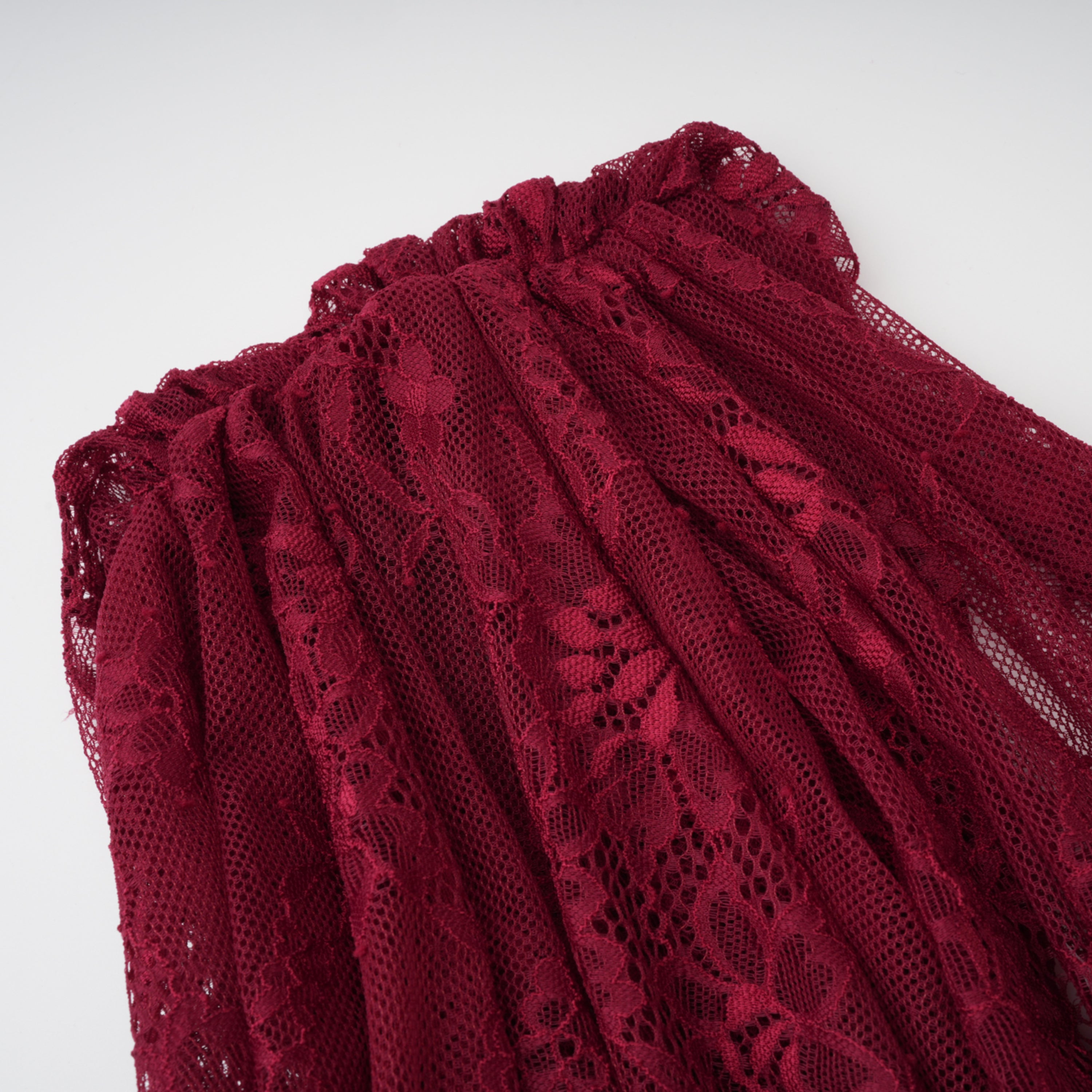 Stefania Rubinrotes Maxikleid mit floraler Spitze