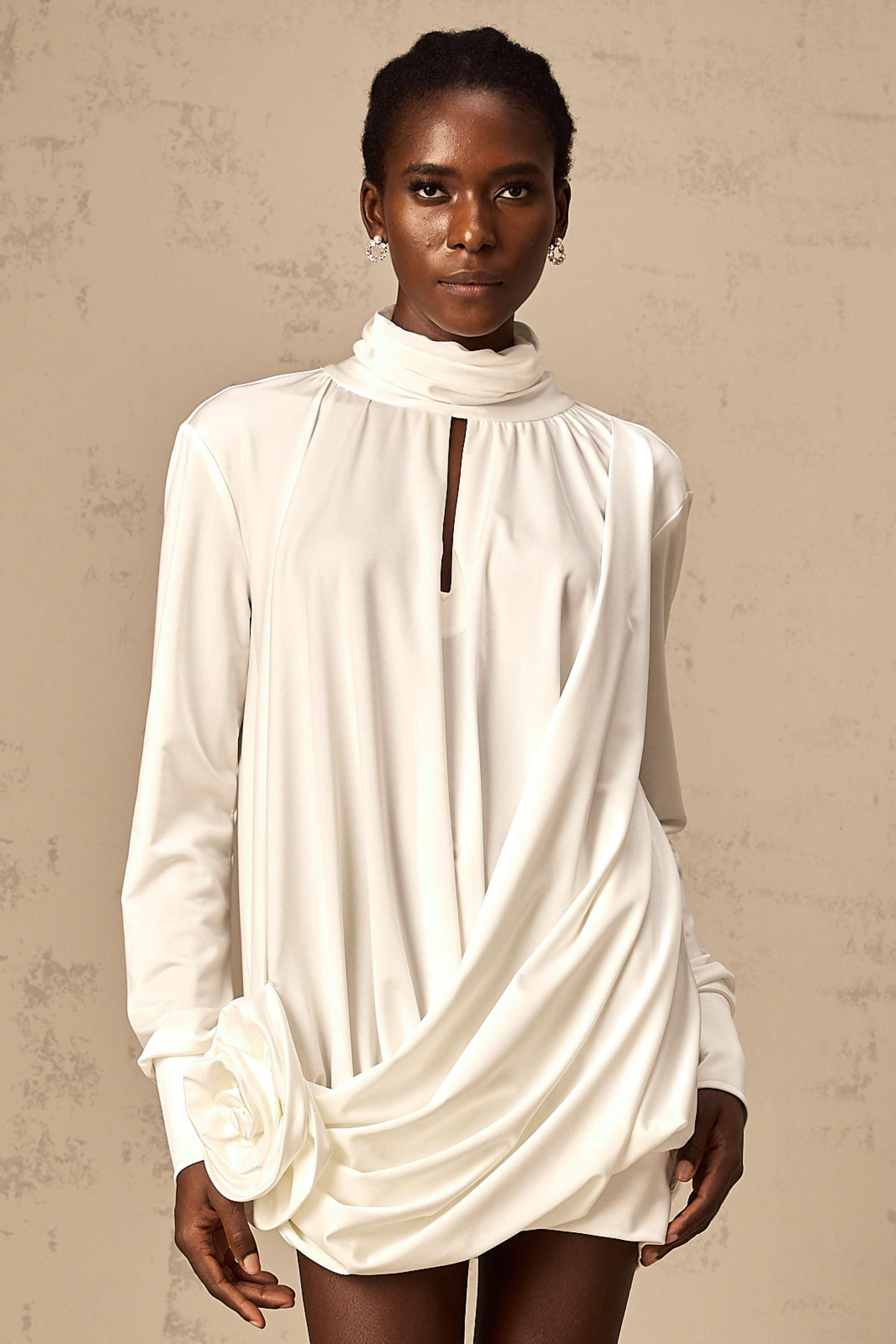 فستان مايفا القصير المزين بالزهور الصناعية باللون الأبيض