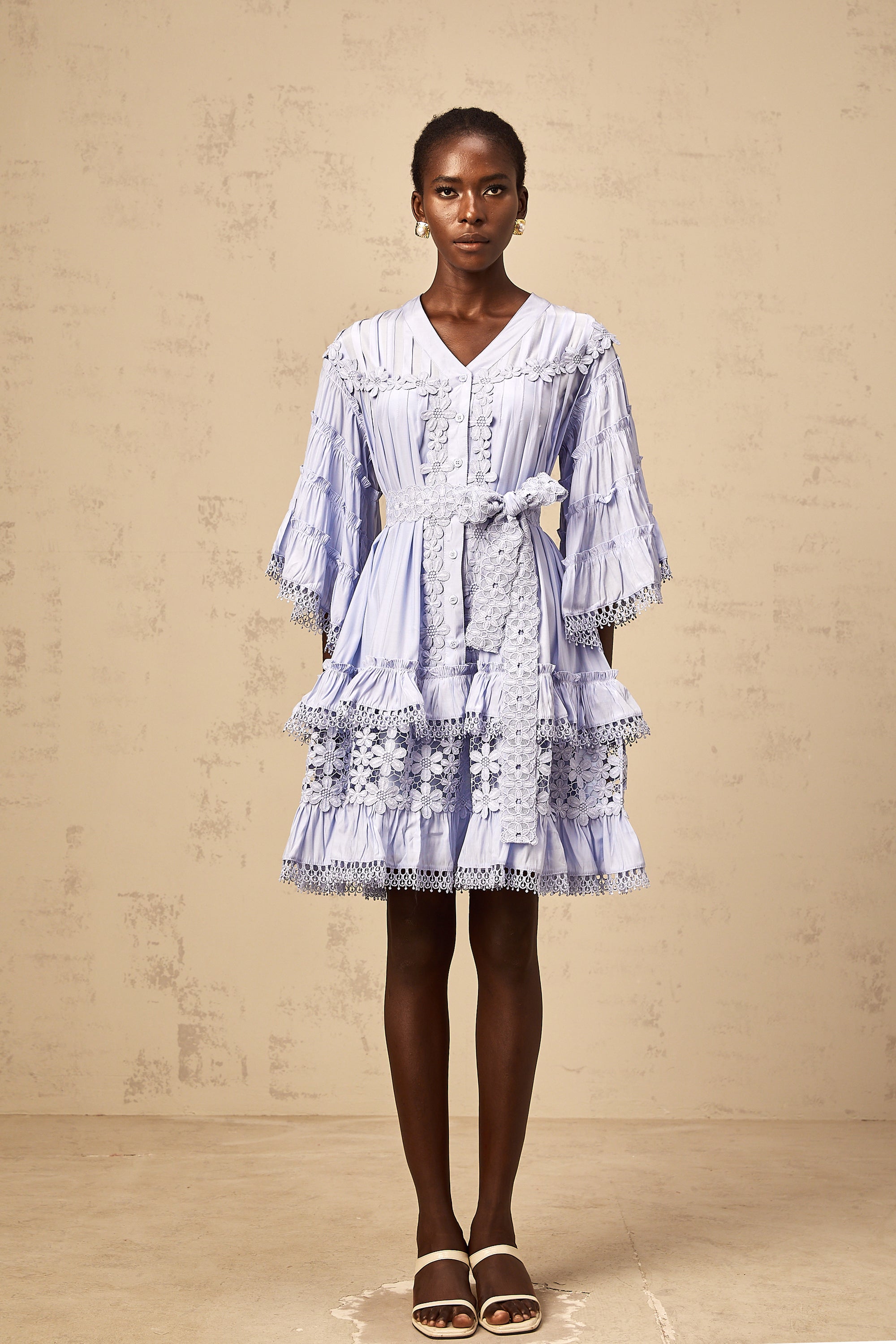 Hellblaues, mit Blumen besticktes Stufen-Minikleid Gaëlle