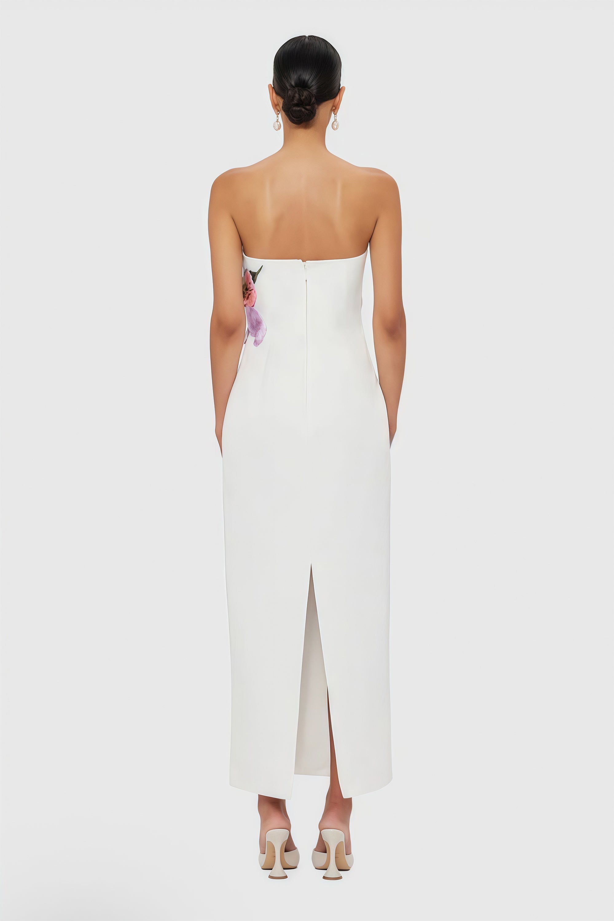 فستان قصير مطرز بالزهور باللون الأبيض من Automne