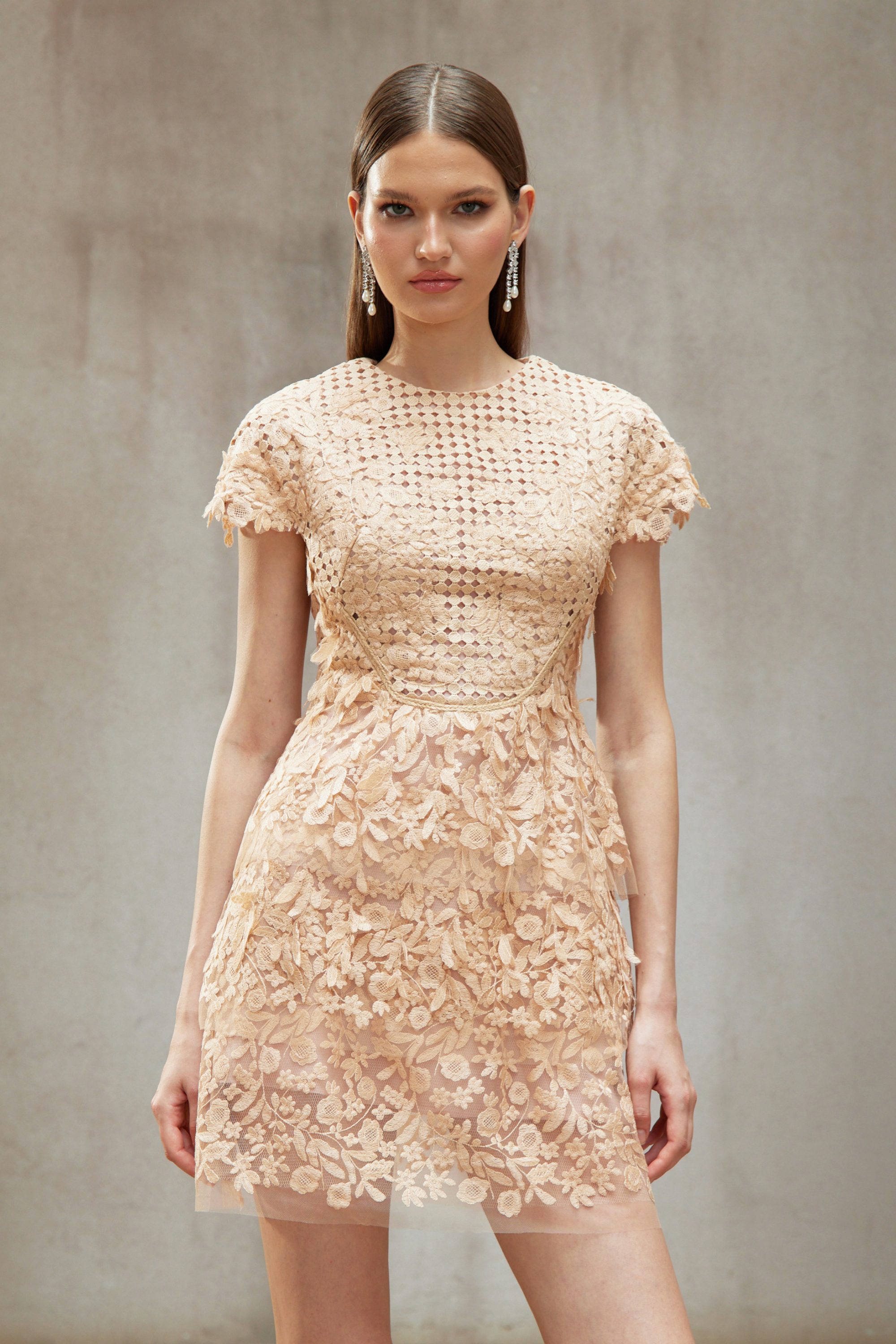 Déotille – Neutrales Minikleid aus Tüll mit Blumenstickerei