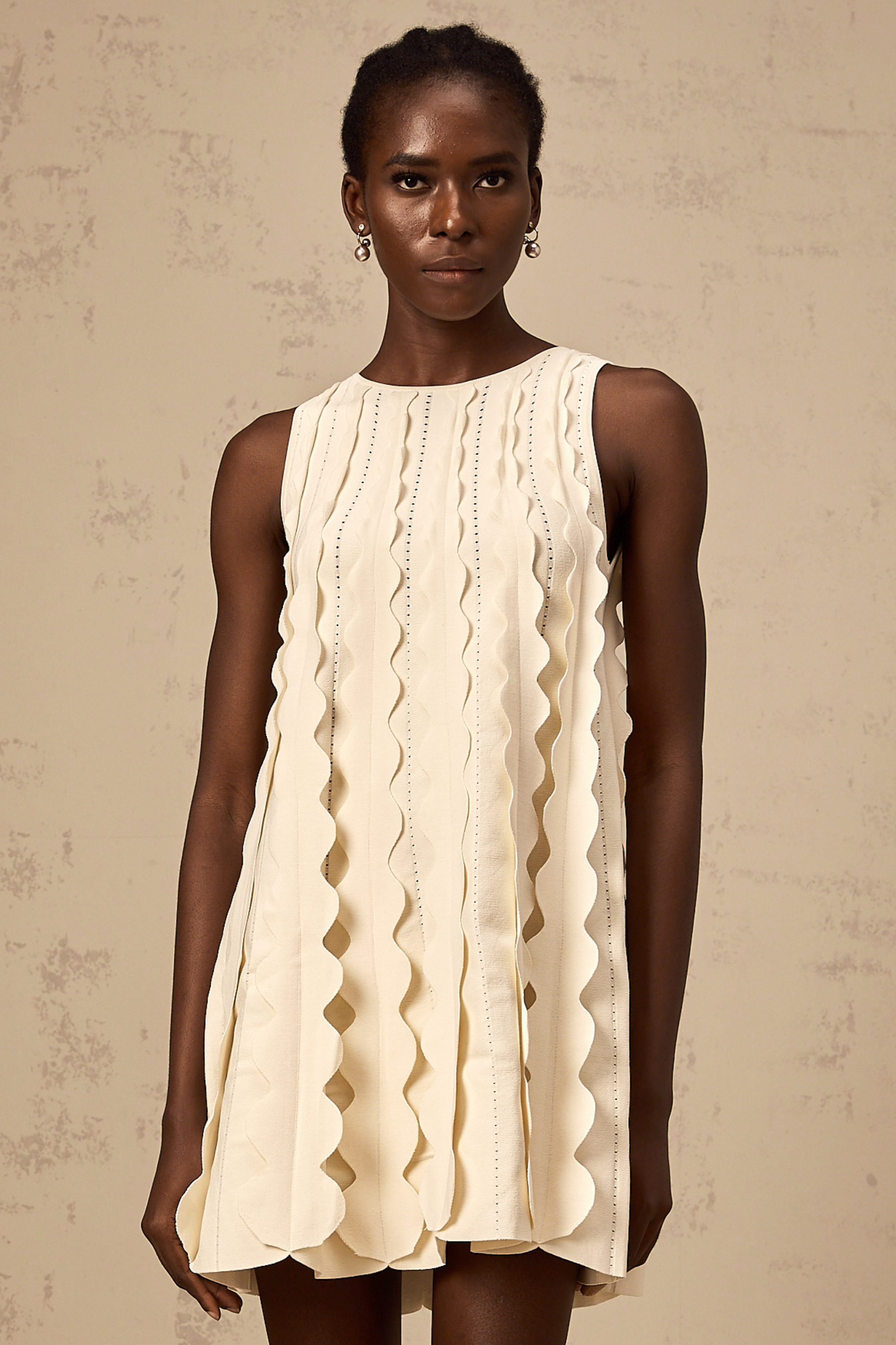 فستان Axelle الأبيض القصير بدون أكمام بتفاصيل متموجة