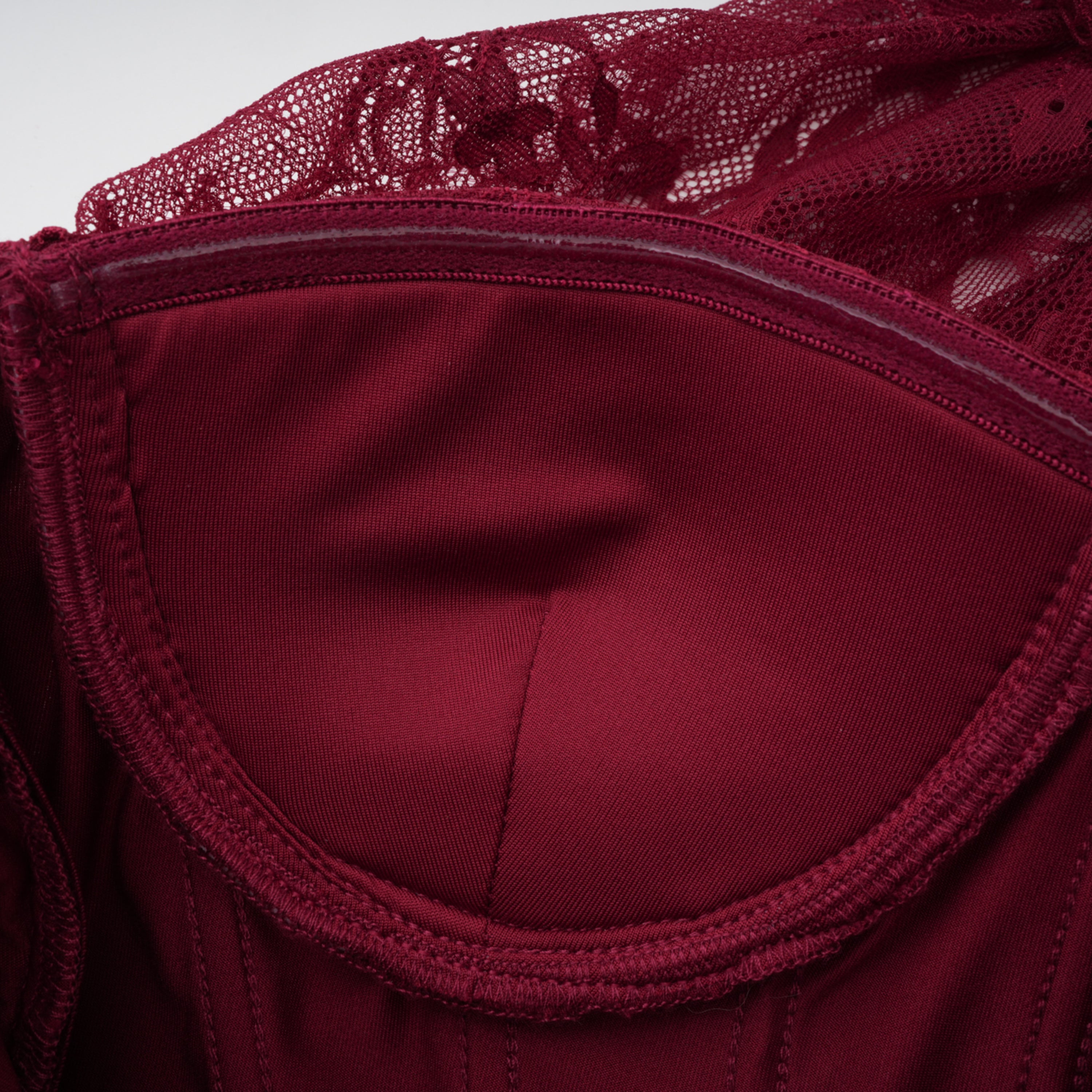 Stefania Rubinrotes Maxikleid mit floraler Spitze