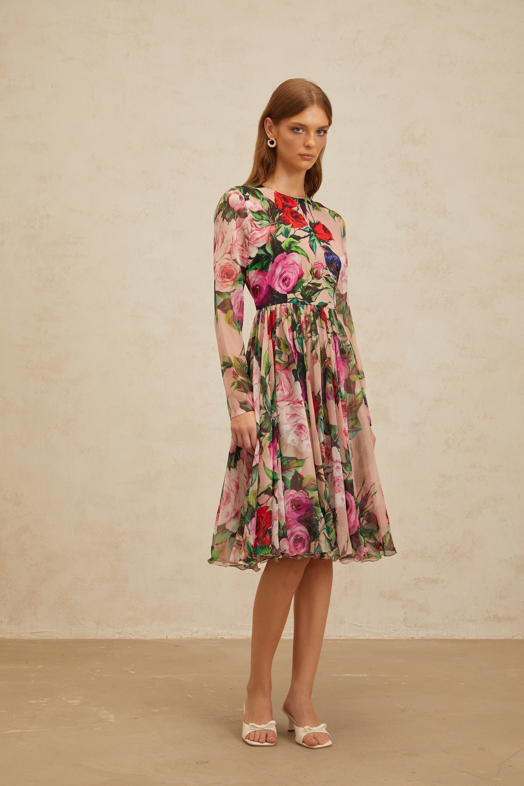 Coralie – Sommerliches Midikleid aus Seide mit Rosenprint in Rosa
