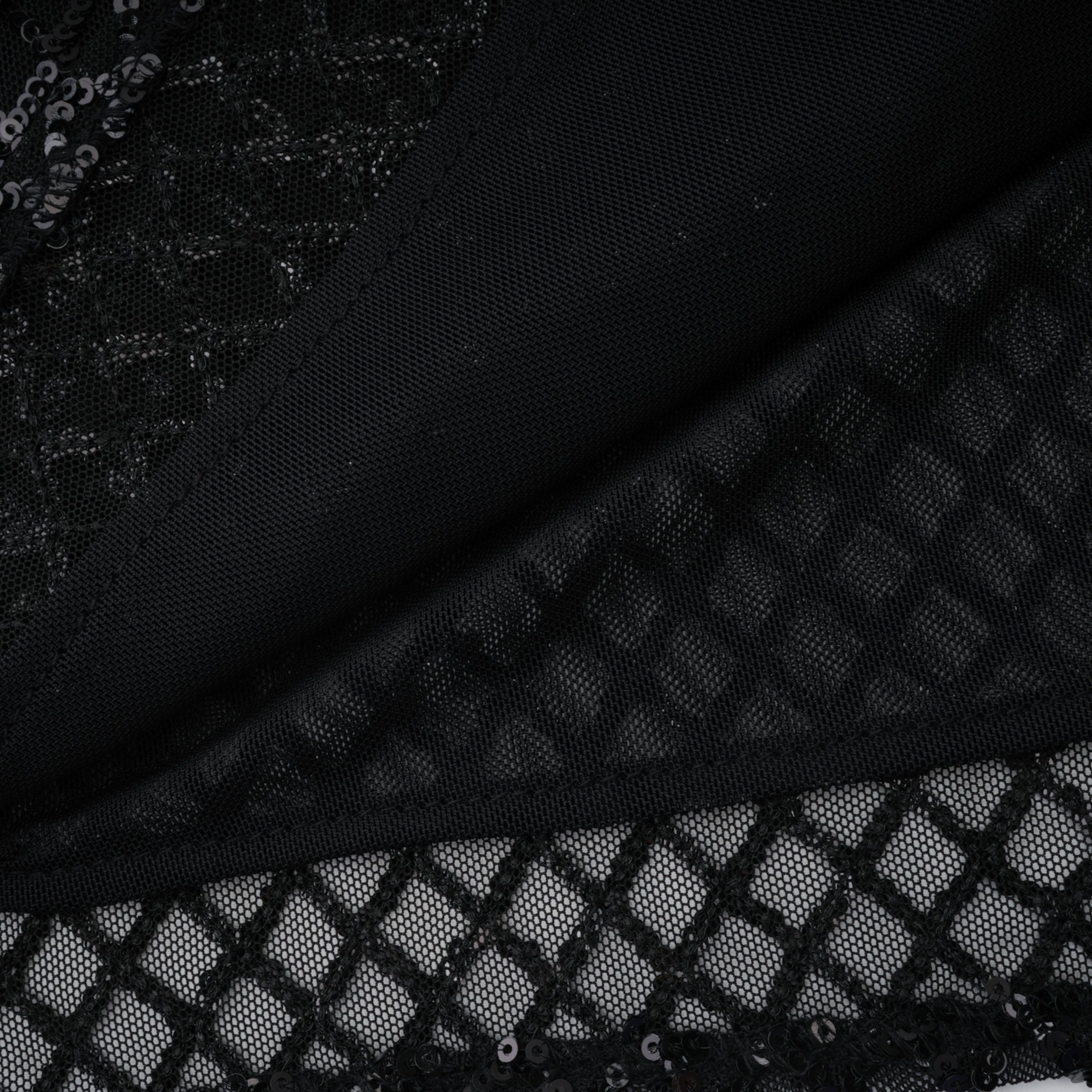 فستان طويل ضيق برقبة على شكل V عميقة من Raelynn Black