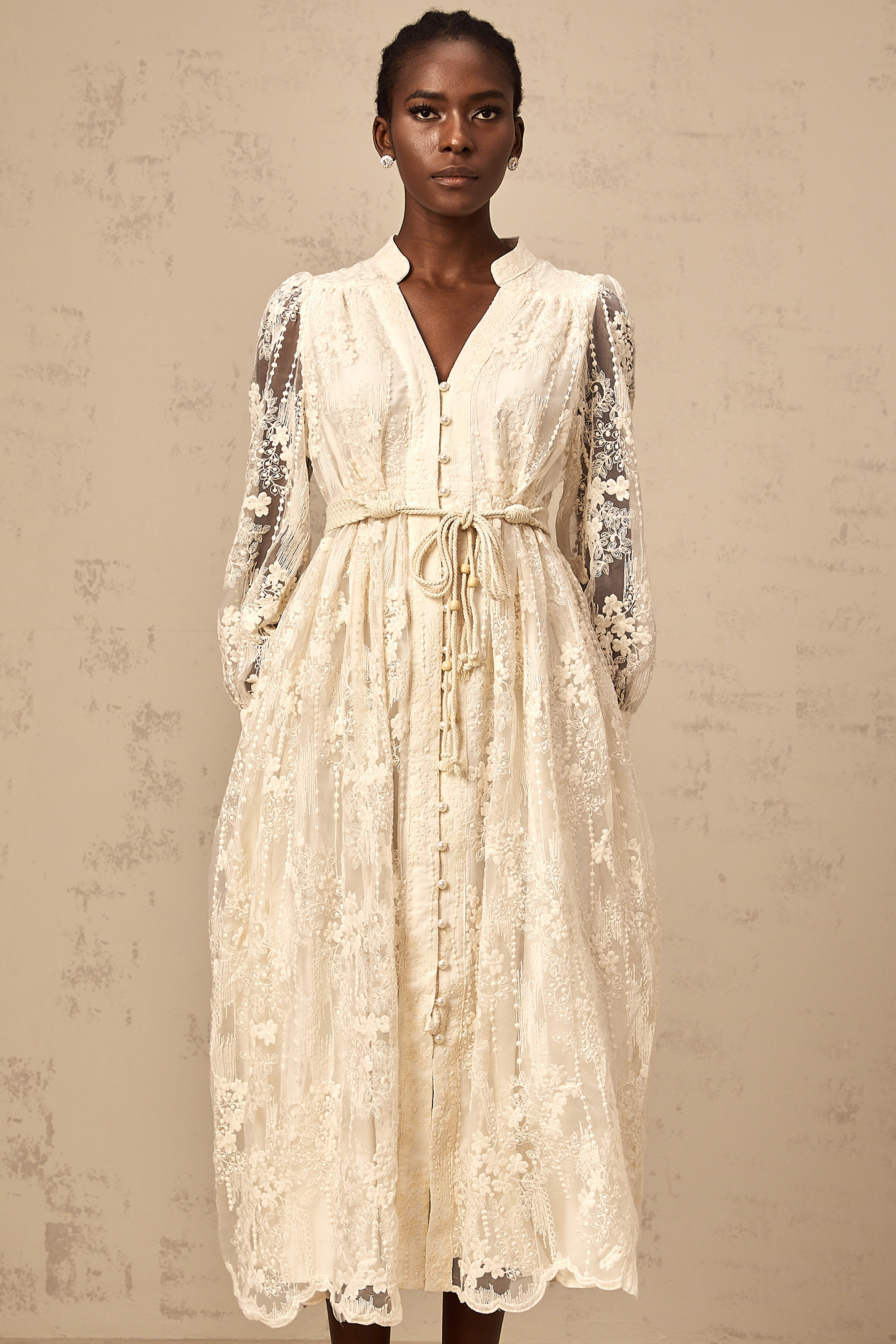 فستان روكسان متوسط الطول مطرز بالدانتيل بألوان محايدة