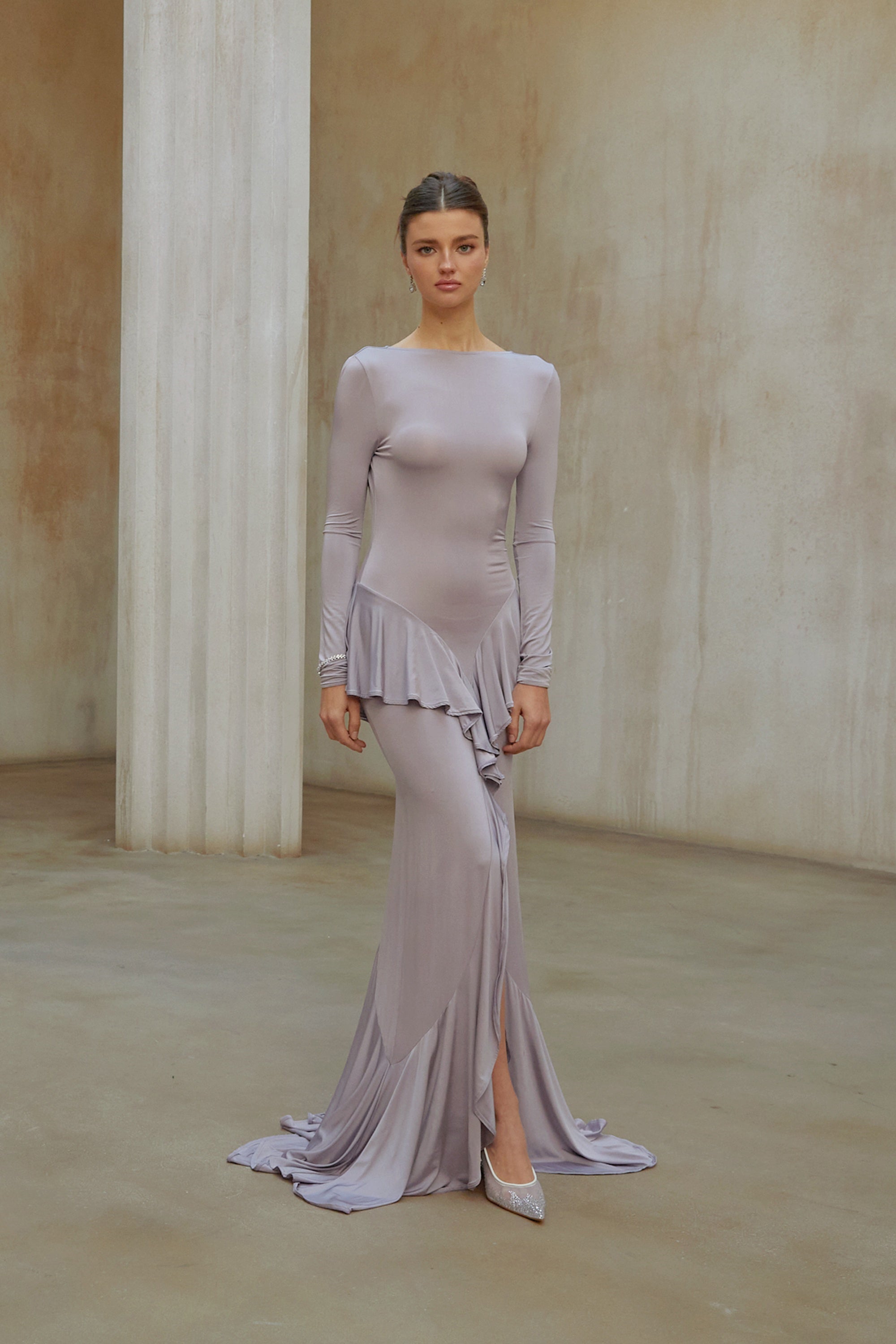 Xenia – Lila Maxikleid mit Rüschendetail und Schlitz vorne