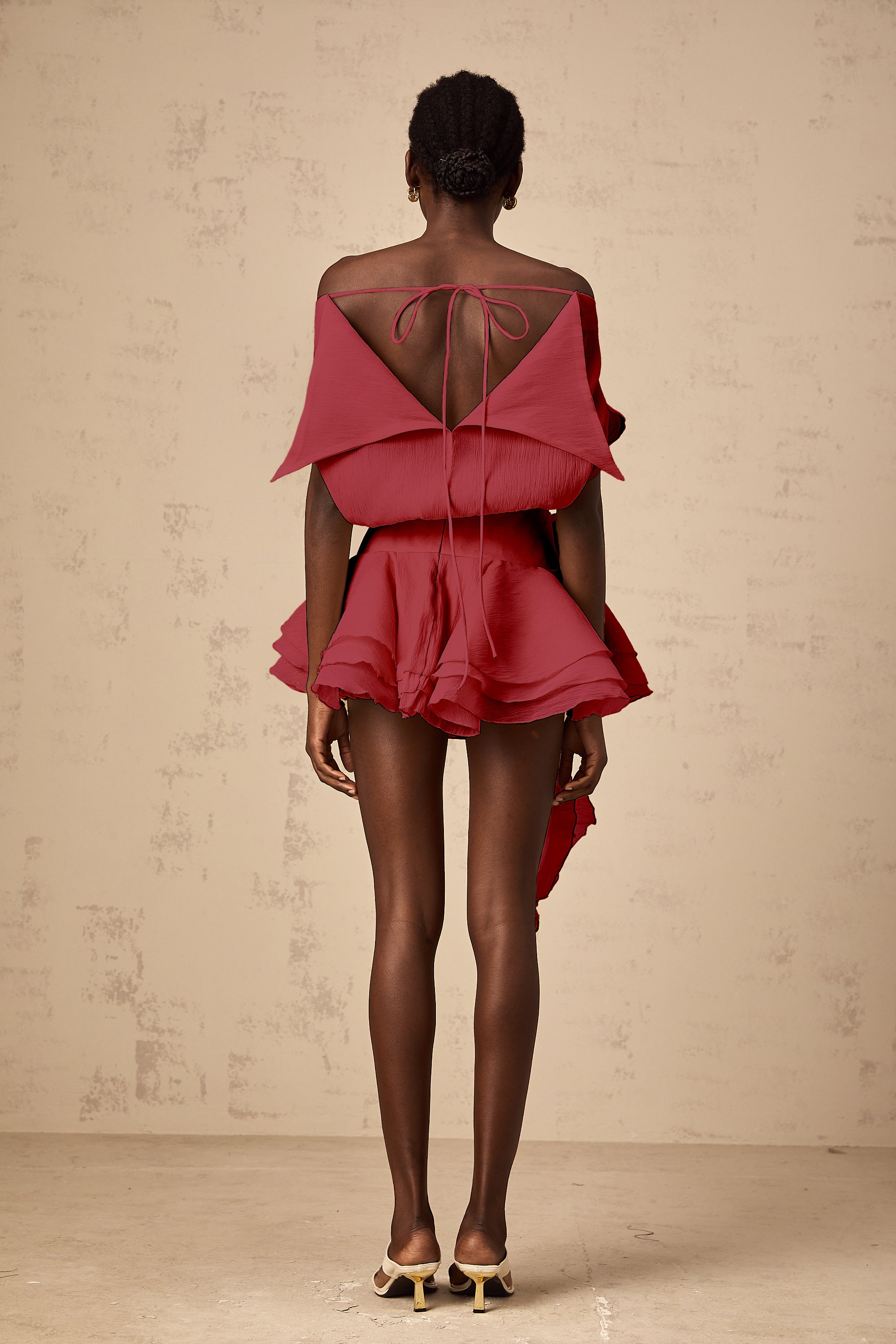 فستان قصير بكشكشة وأبليكة زهور من تصميم Amélie