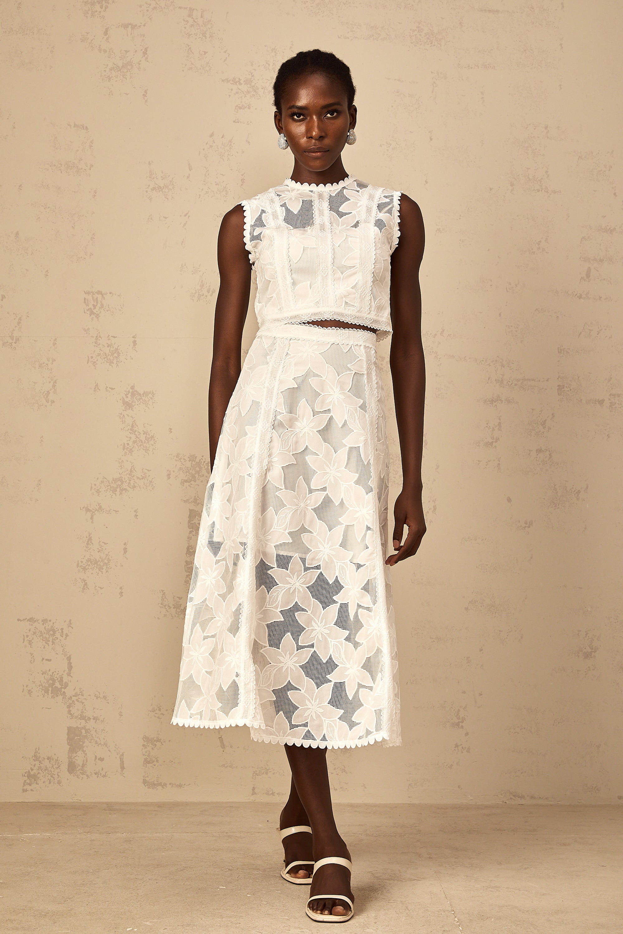 طقم مايليز بلوزة وتنورة مطرزة بالورود باللون الأبيض