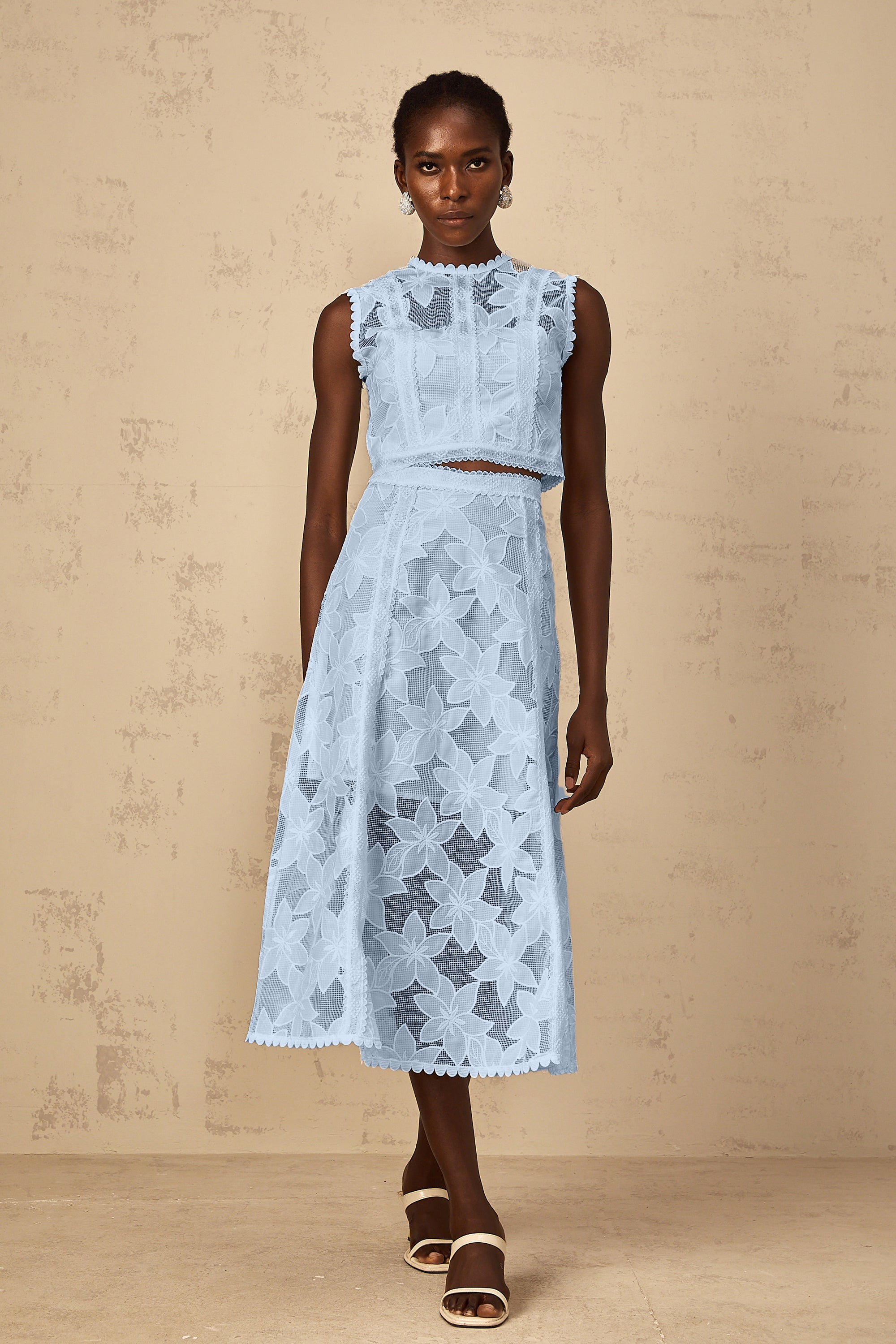 طقم مايليز بلوزة وتنورة مطرزة بالورود باللون الأبيض