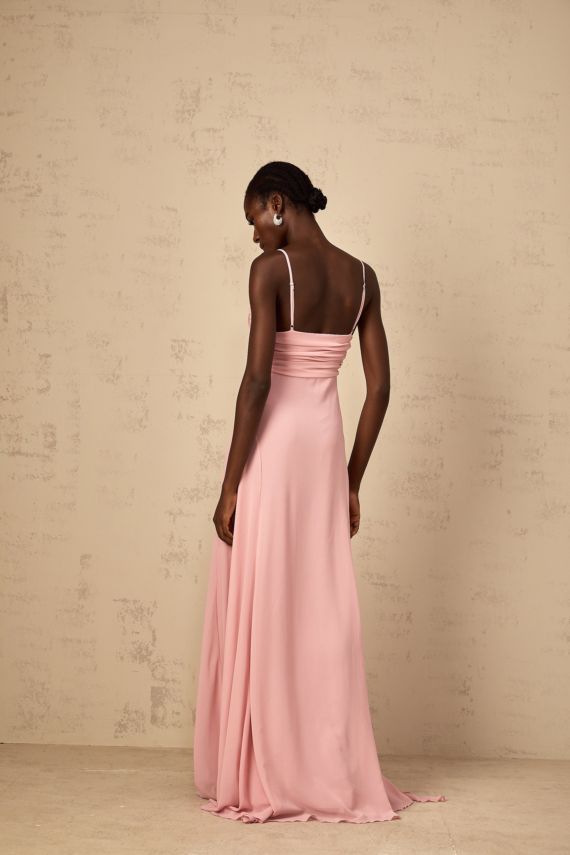 Ysandre – Zartrosa Maxikleid aus Tüll mit 3D-Blütenblättern