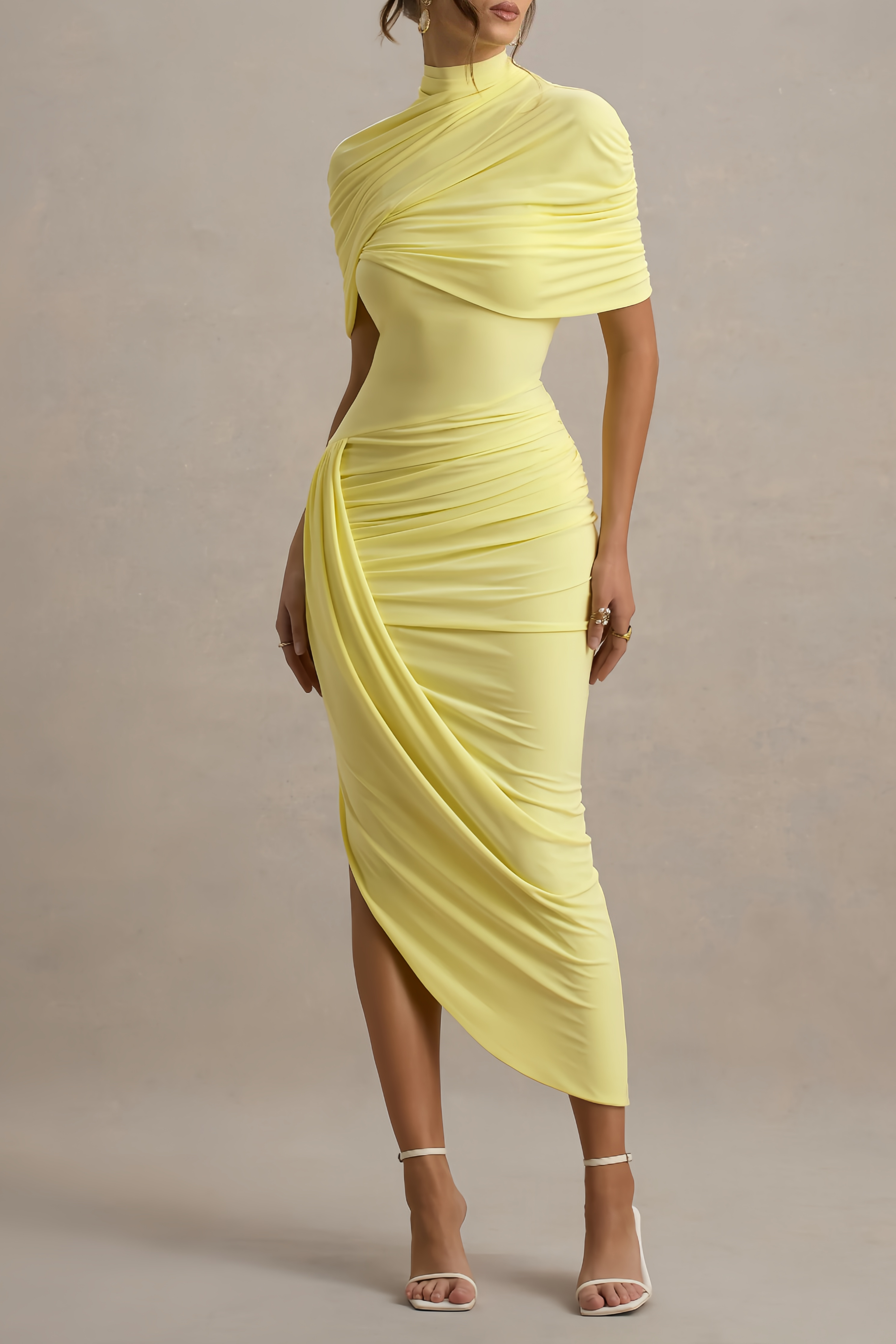 Manuela Gelbes asymmetrisches Cape-Midikleid