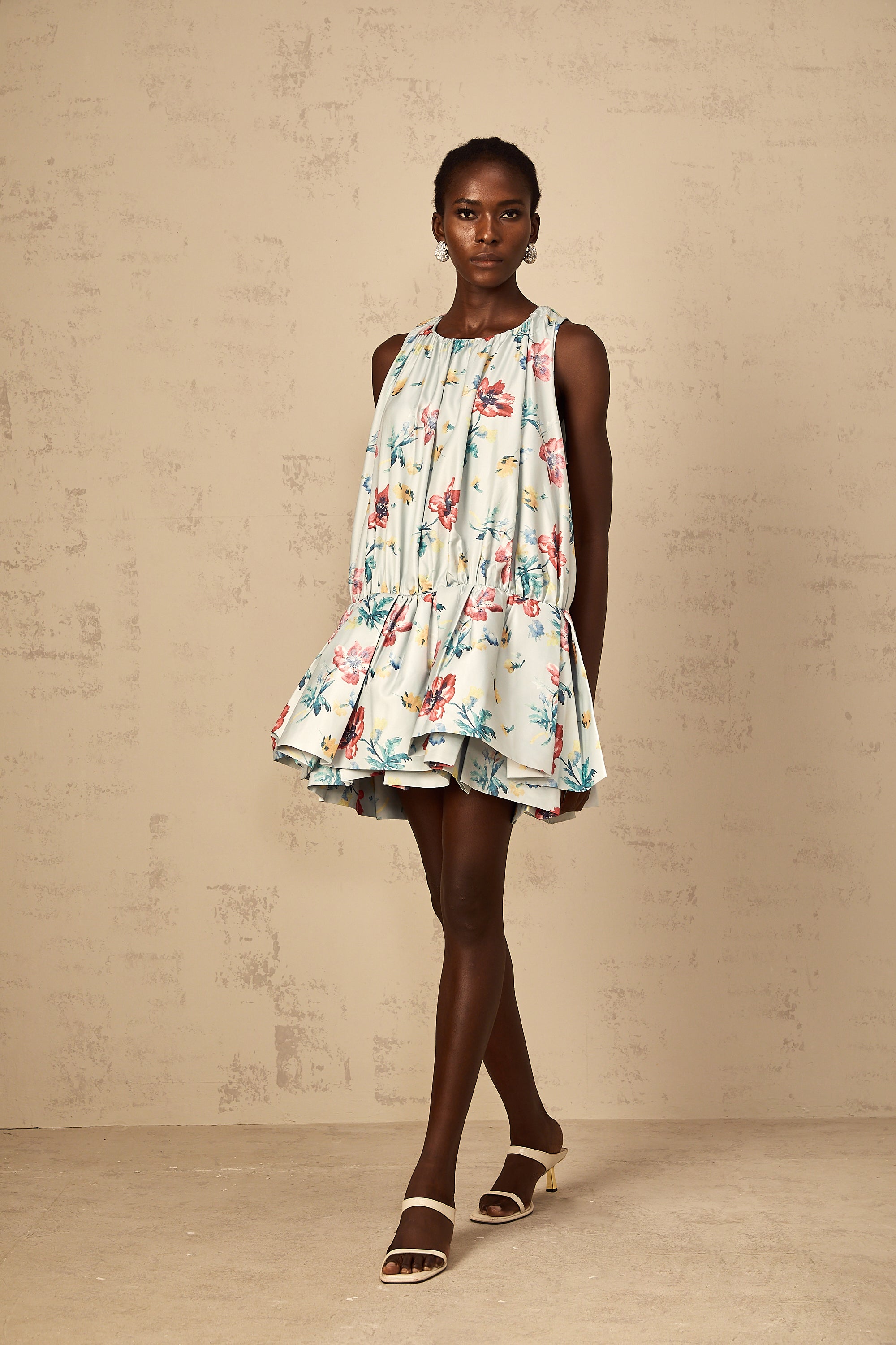 فستان ويندي جرين القصير المزين بطبعة زهور