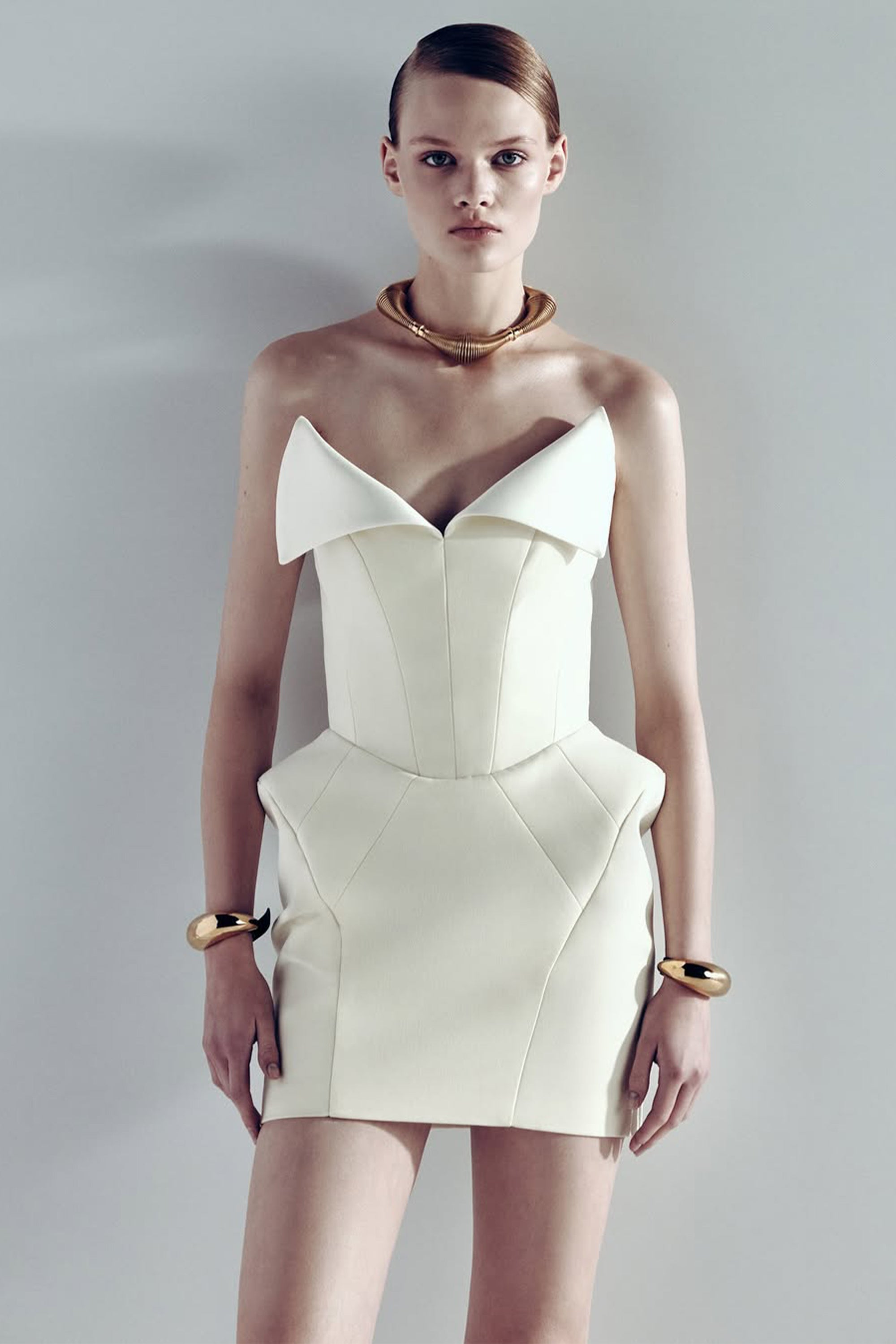 فستان ألبا الأبيض القصير ذو الخصر البرميلي