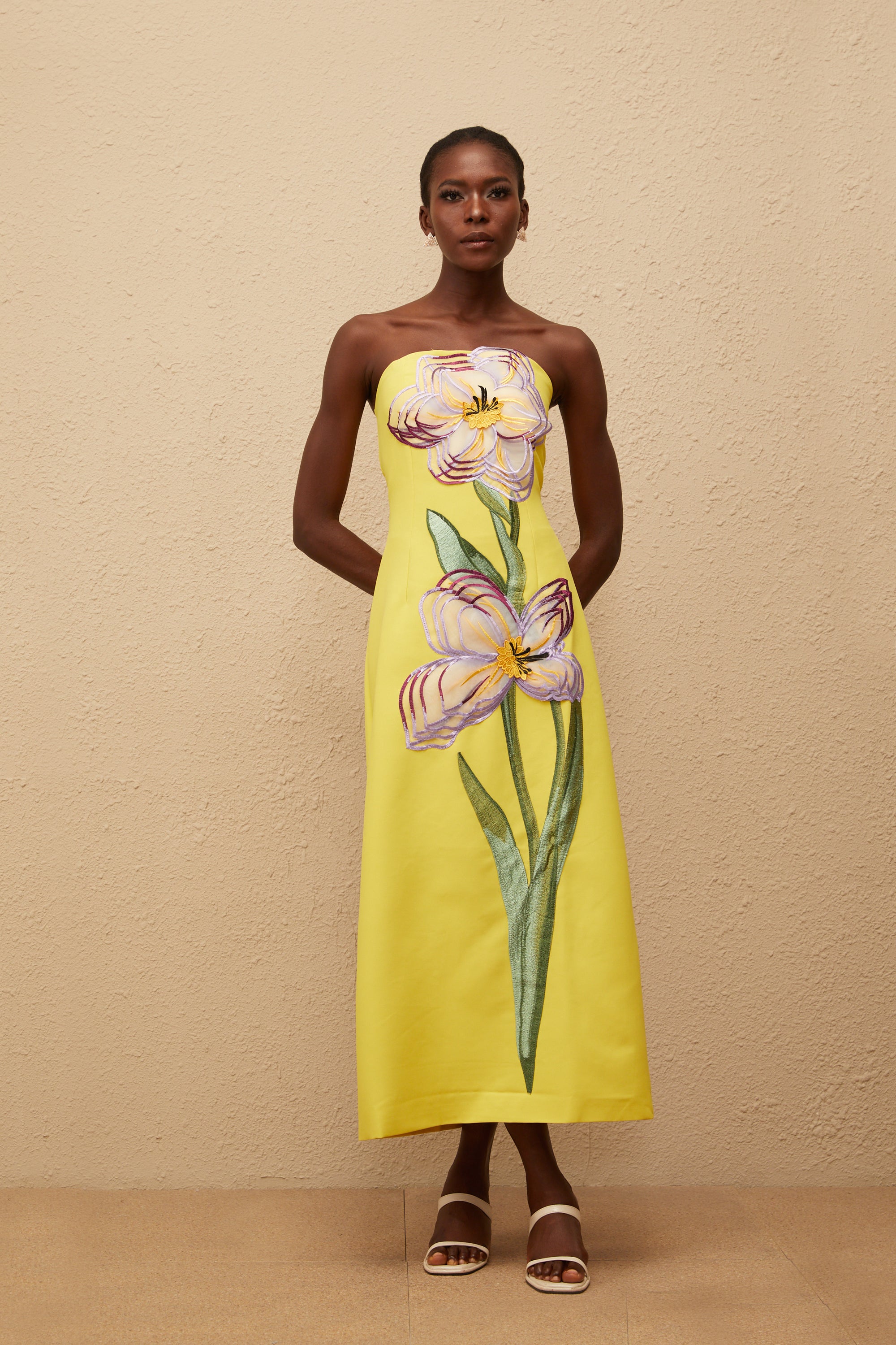 فستان إيرين متوسط الطول مكشوف الكتفين مطرز بالترتر باللون الأصفر