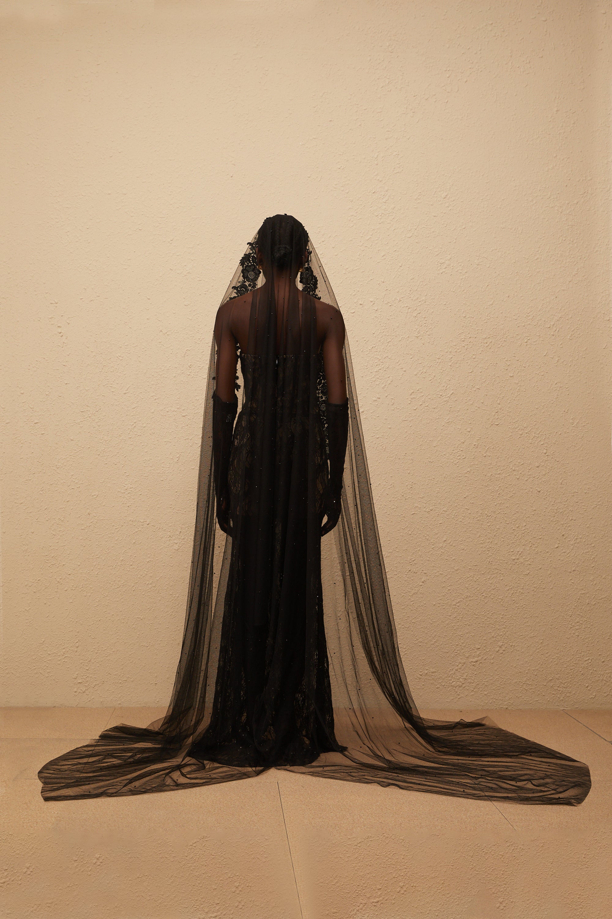 Bertille – Schwarzes Korsett-Maxikleid mit Blumenspitze