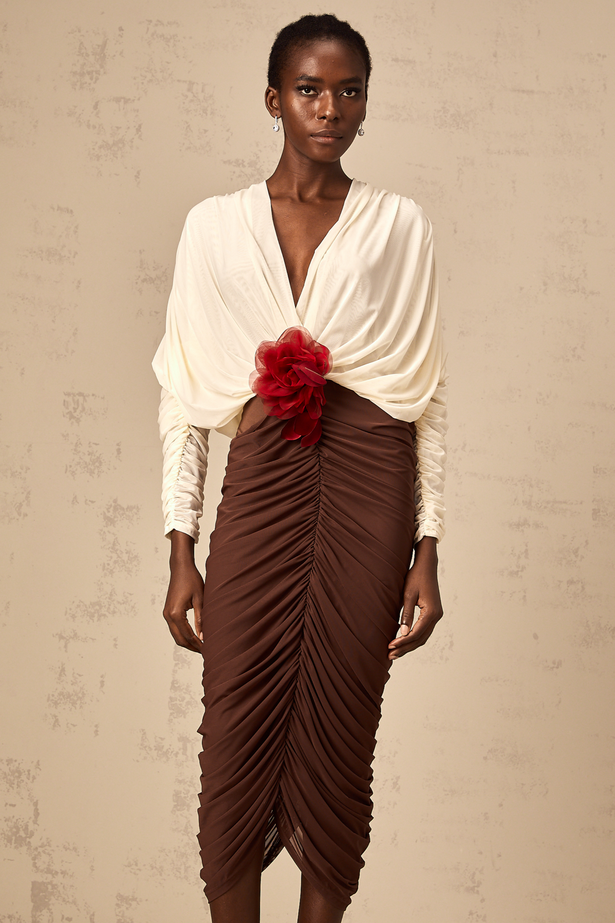 فستان متوسط الطول من Léontine مزين ببروش زهور متعدد الألوان