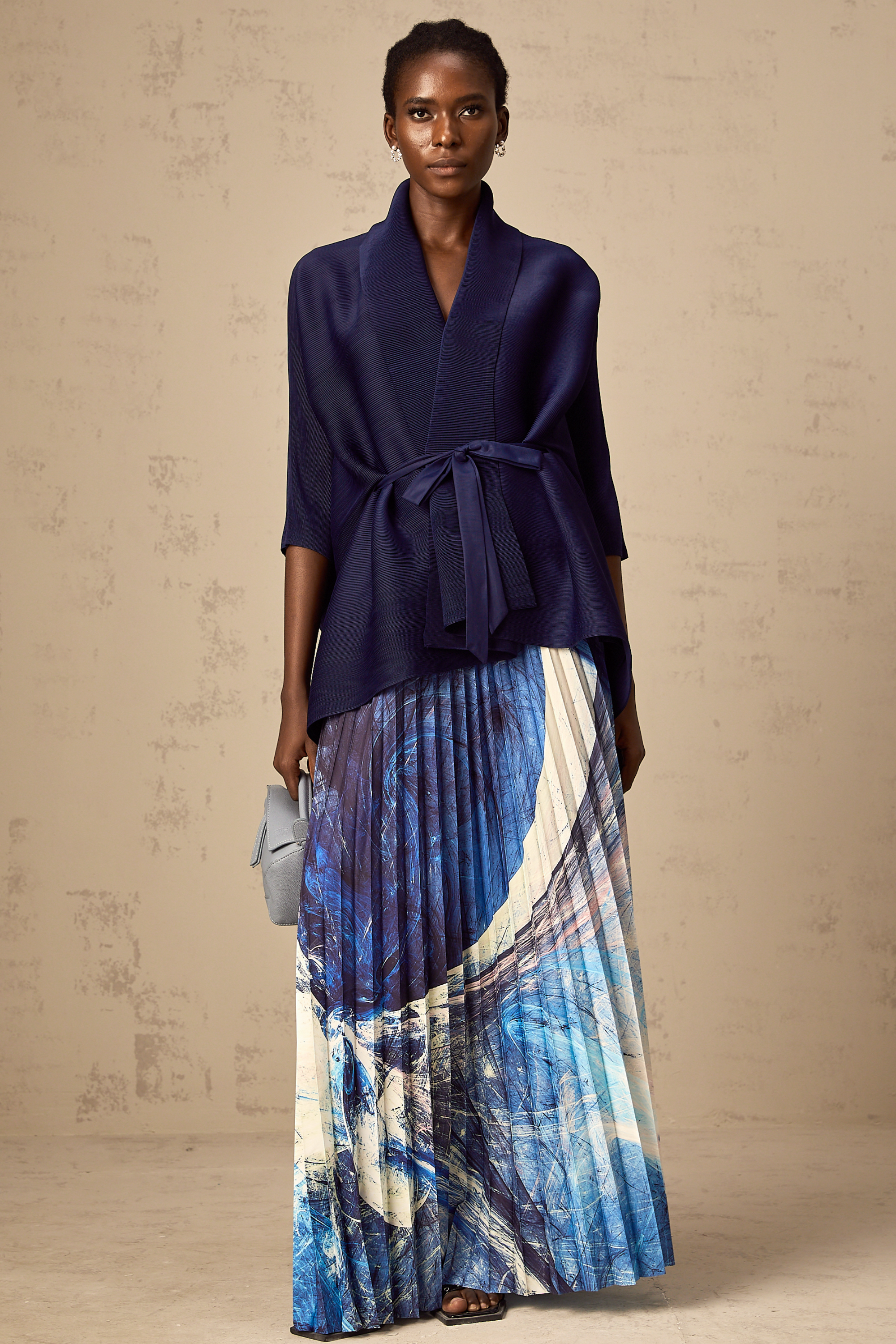 طقم تنورة وعباءة متطابقان بطبعة نقشة ديبي الزرقاء