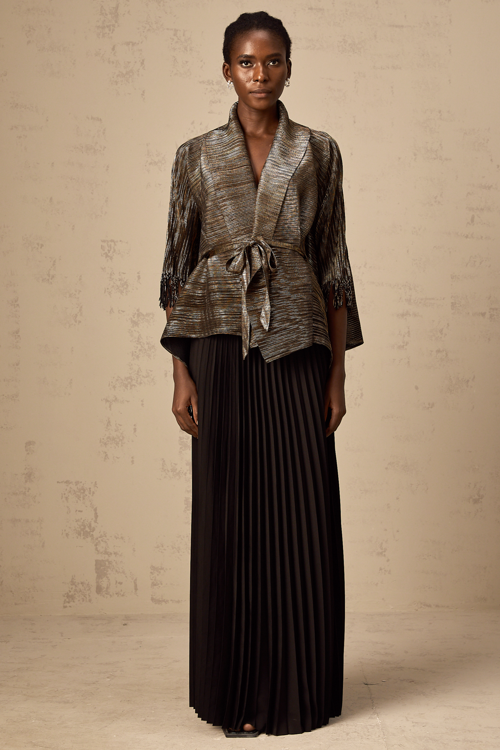 طقم دكستارد مكون من بلوزة وتنورة متطابقة باللون الأسود المذهب