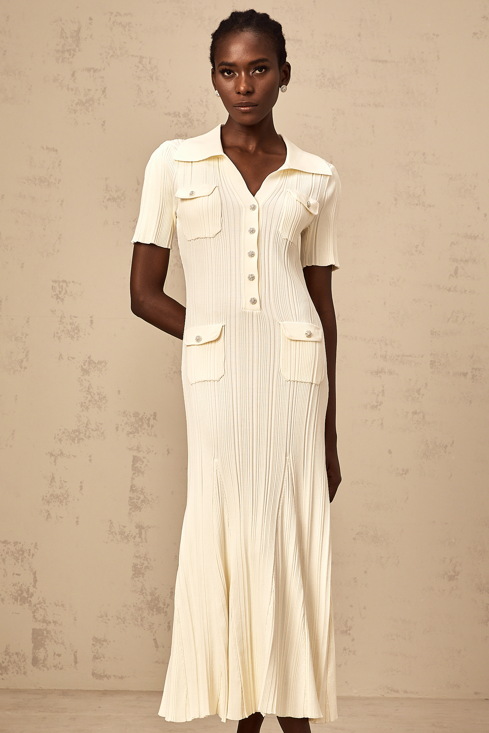 فستان نوريا متوسط الطول مضلع بألوان محايدة