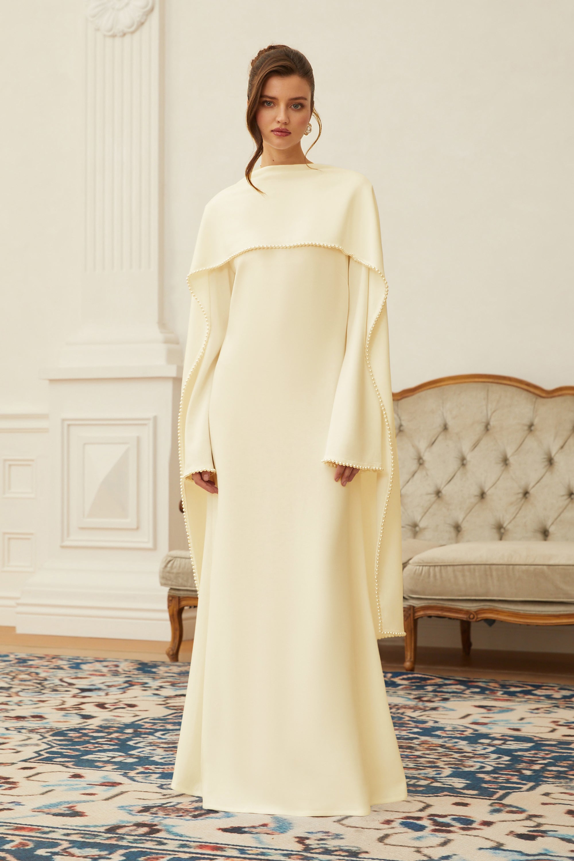 Piroska Maxikleid mit gelbem Perlenbesatz und Schal-Detail