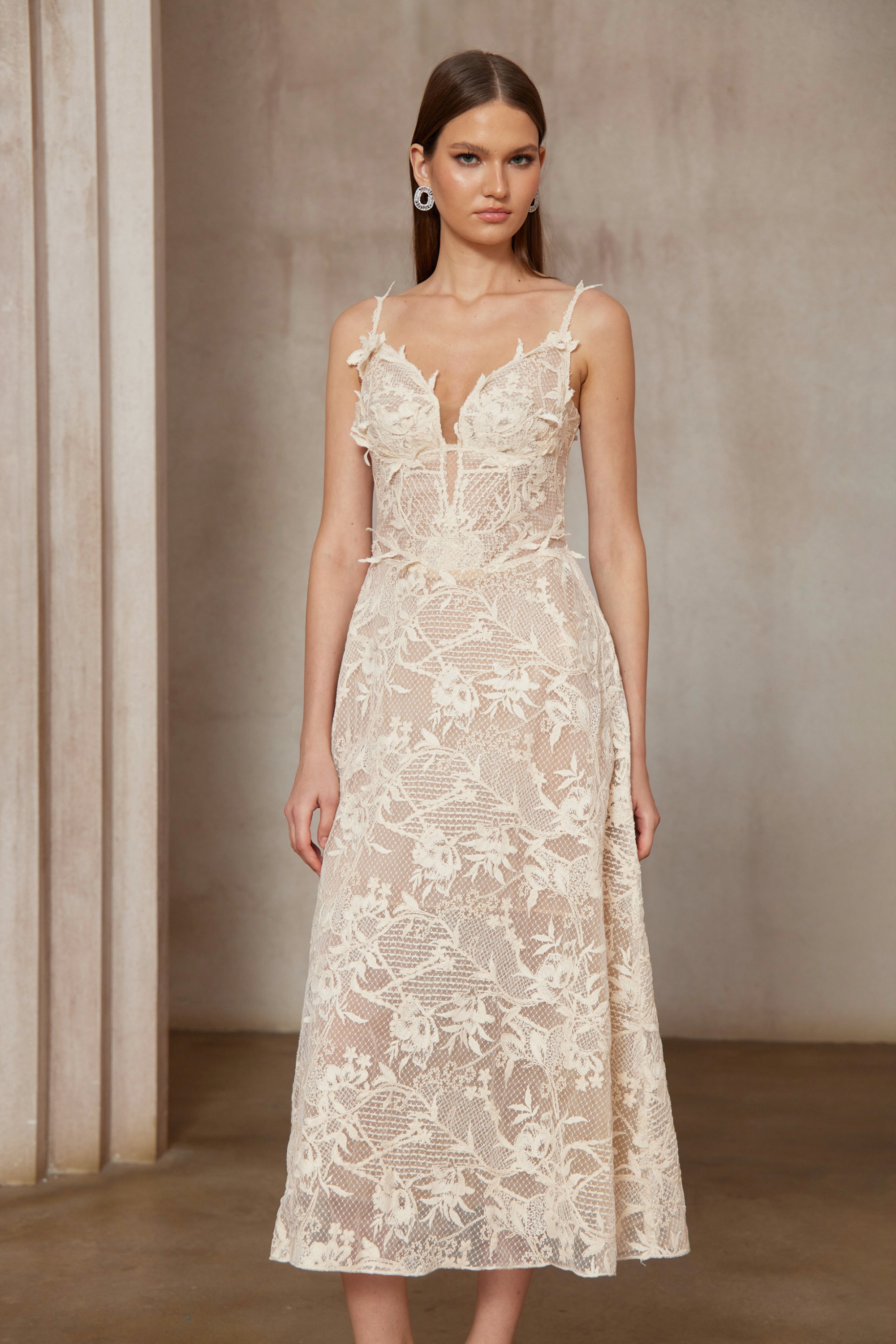 فستان متوسط الطول من الدانتيل باللون الأبيض العنبر بدون أكمام