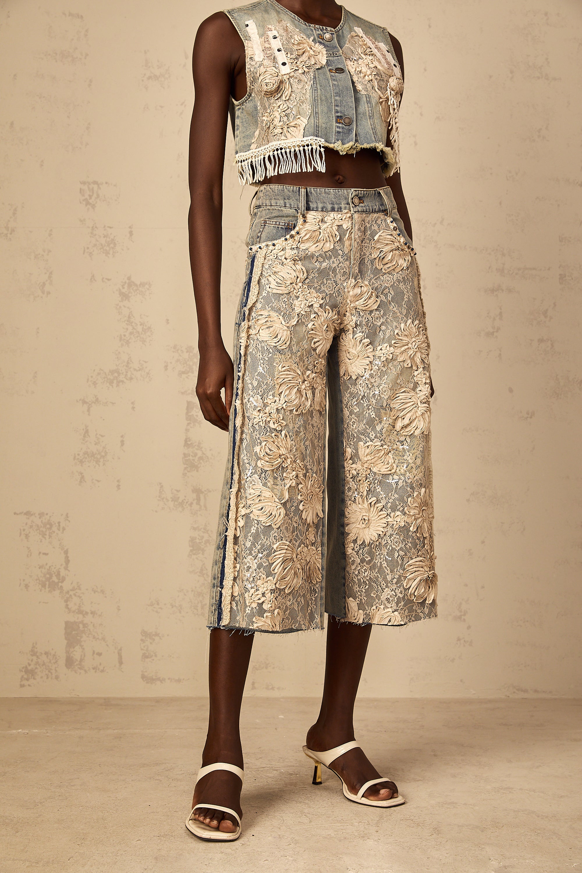 بنطال جينز أزرق مزين بدانتيل مزهر