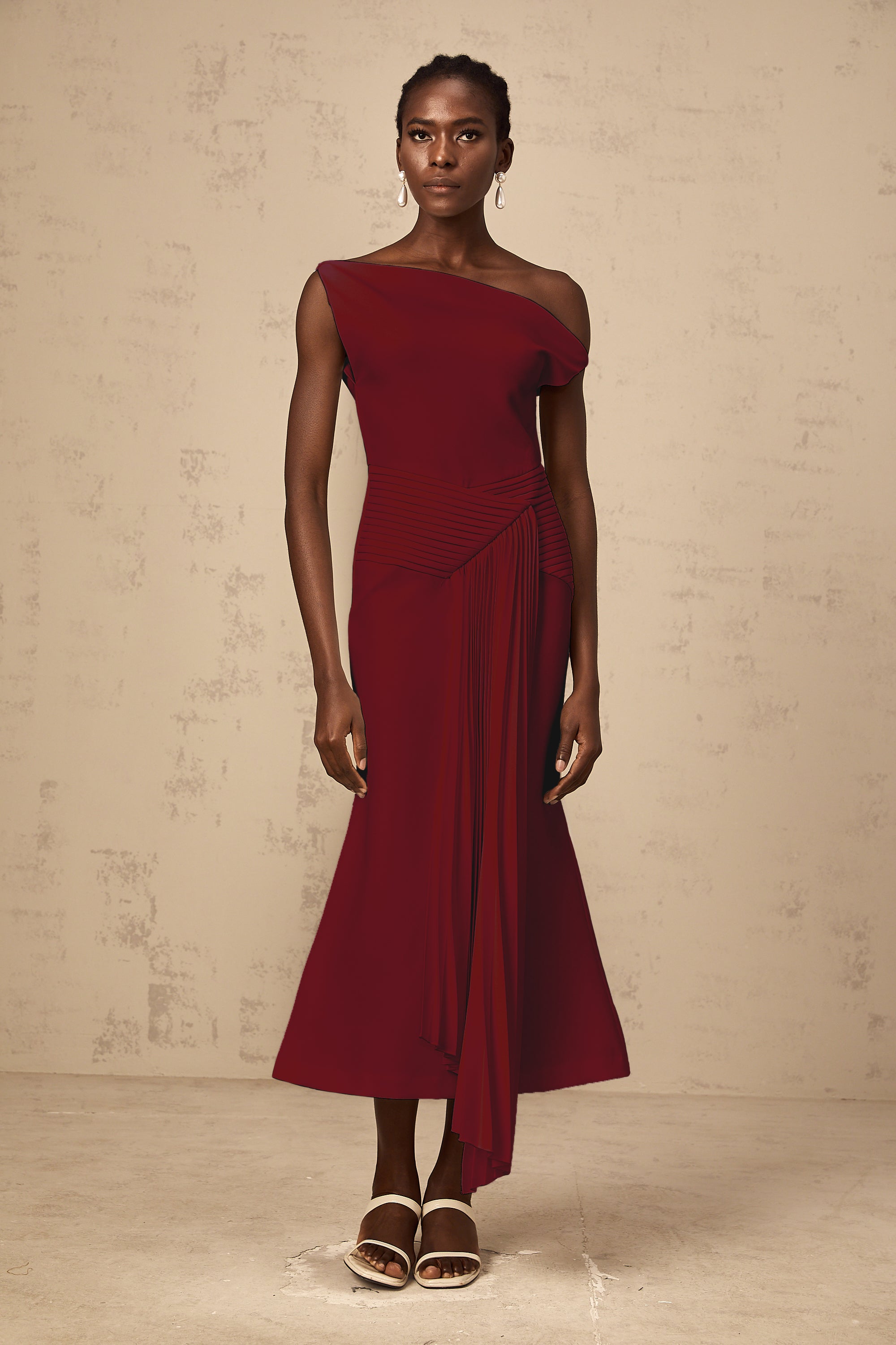 فستان لورين ميدي غير متماثل منقوش باللون الأحمر