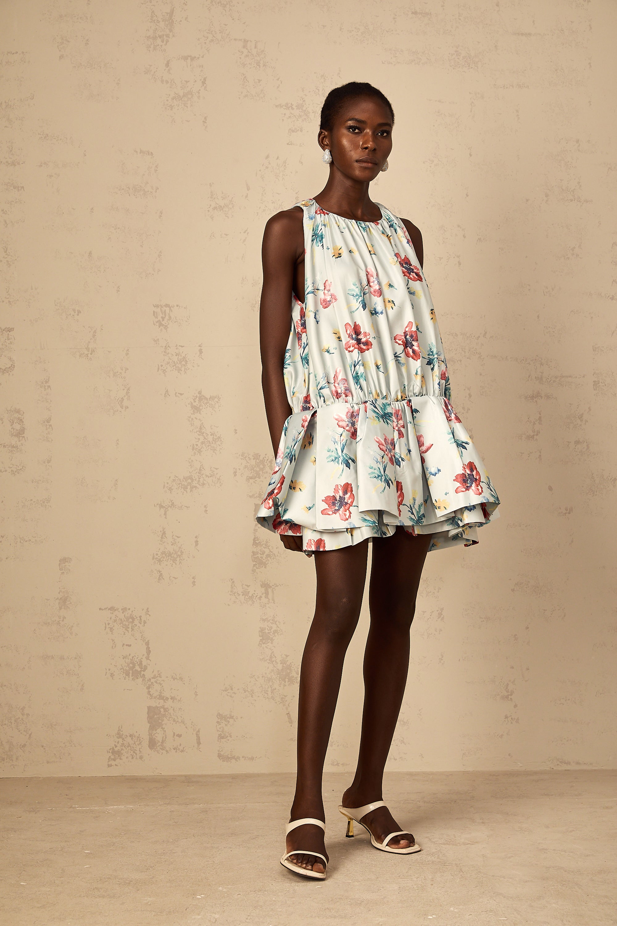 فستان ويندي جرين القصير المزين بطبعة زهور