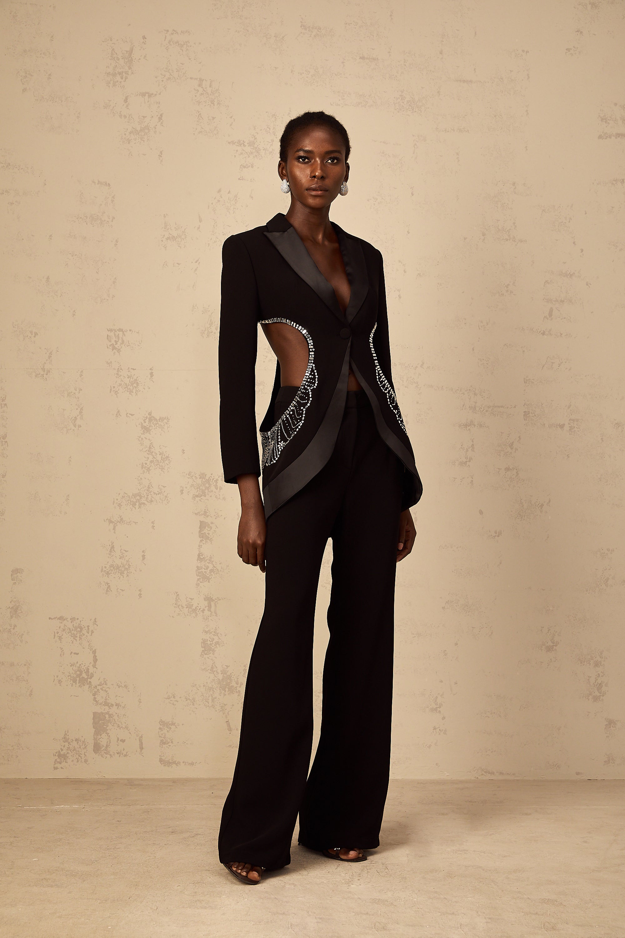 طقم بليزر وبنطال من Annabelle باللون الأسود بتصميم مزخرف ومُقصوص