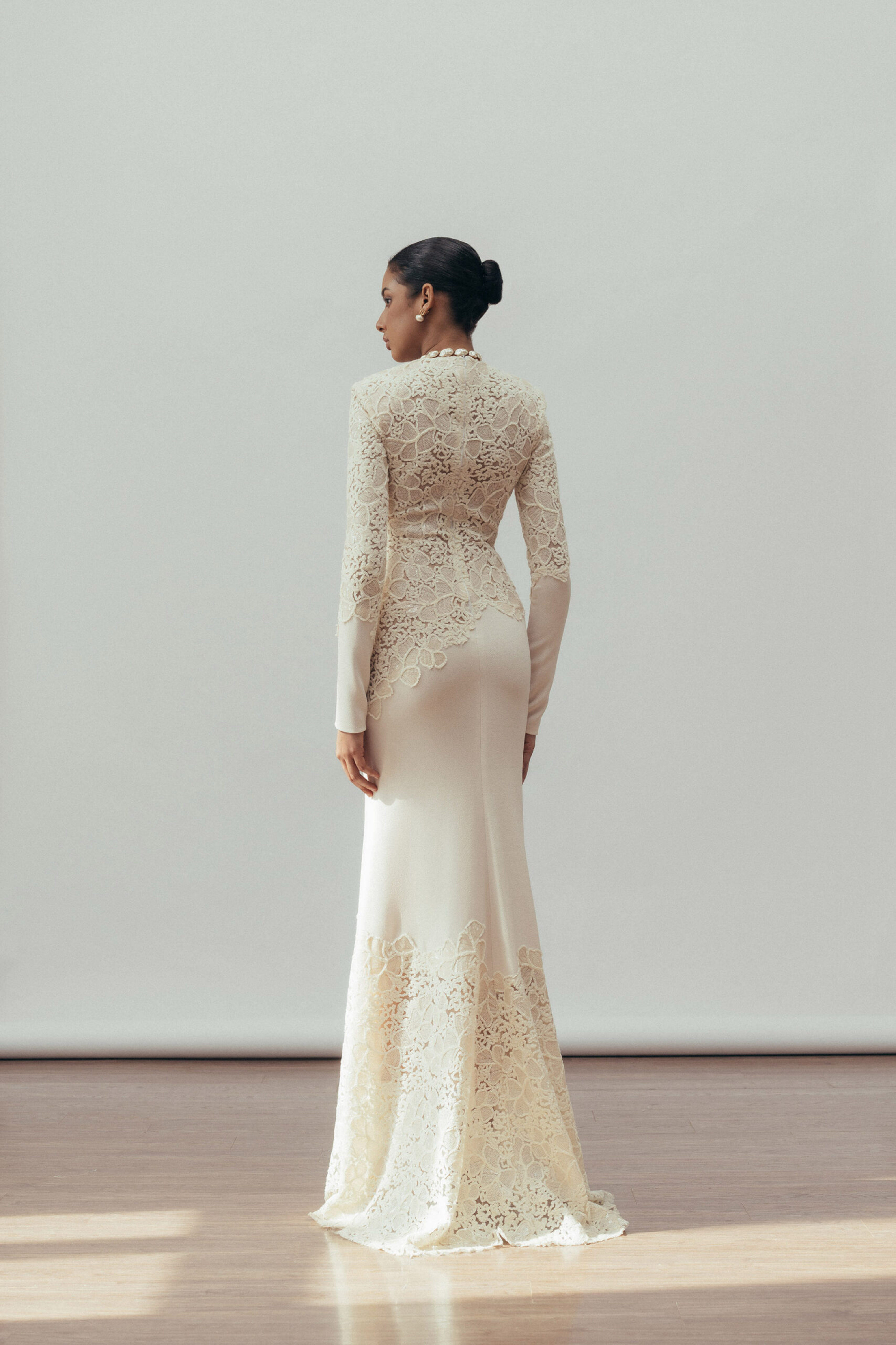 فستان ماتيلد ماكسي أبيض عاجي مطرز بالترتر ومزخرف بنقشة الزهور