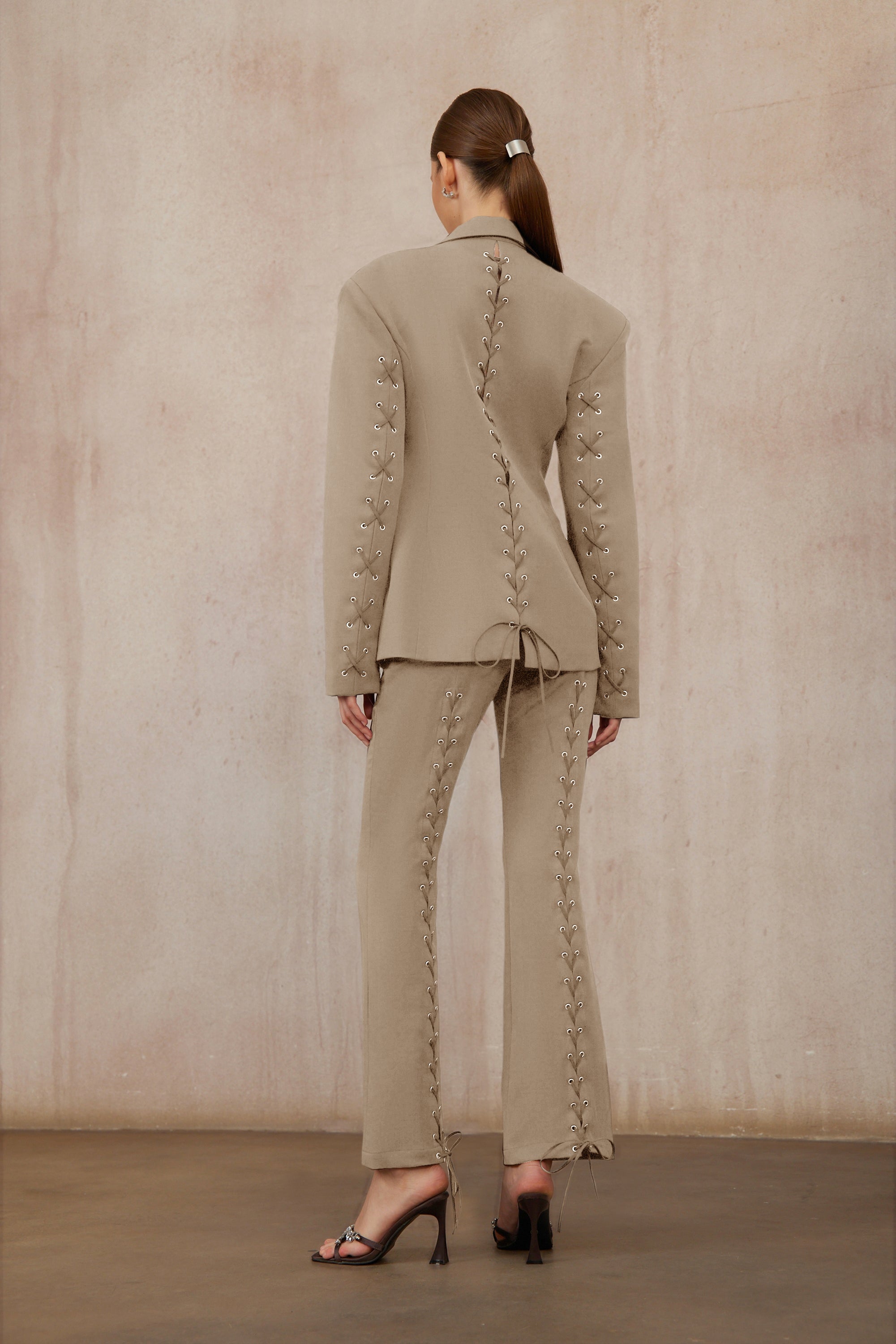 Prunille – Braunes Set aus Blazer und Hose mit Schnürung