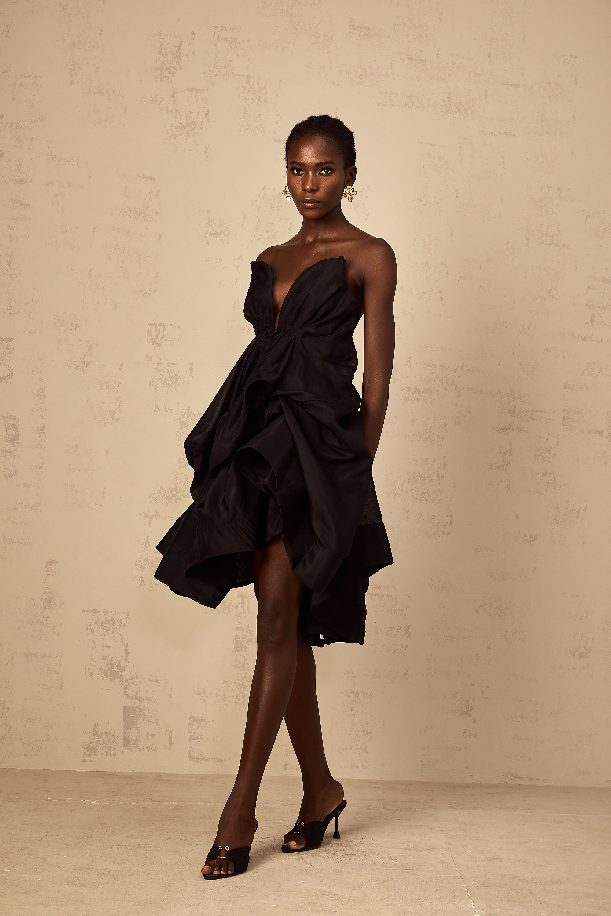 فستان إيليدا القصير ذو الطيات غير المتماثلة