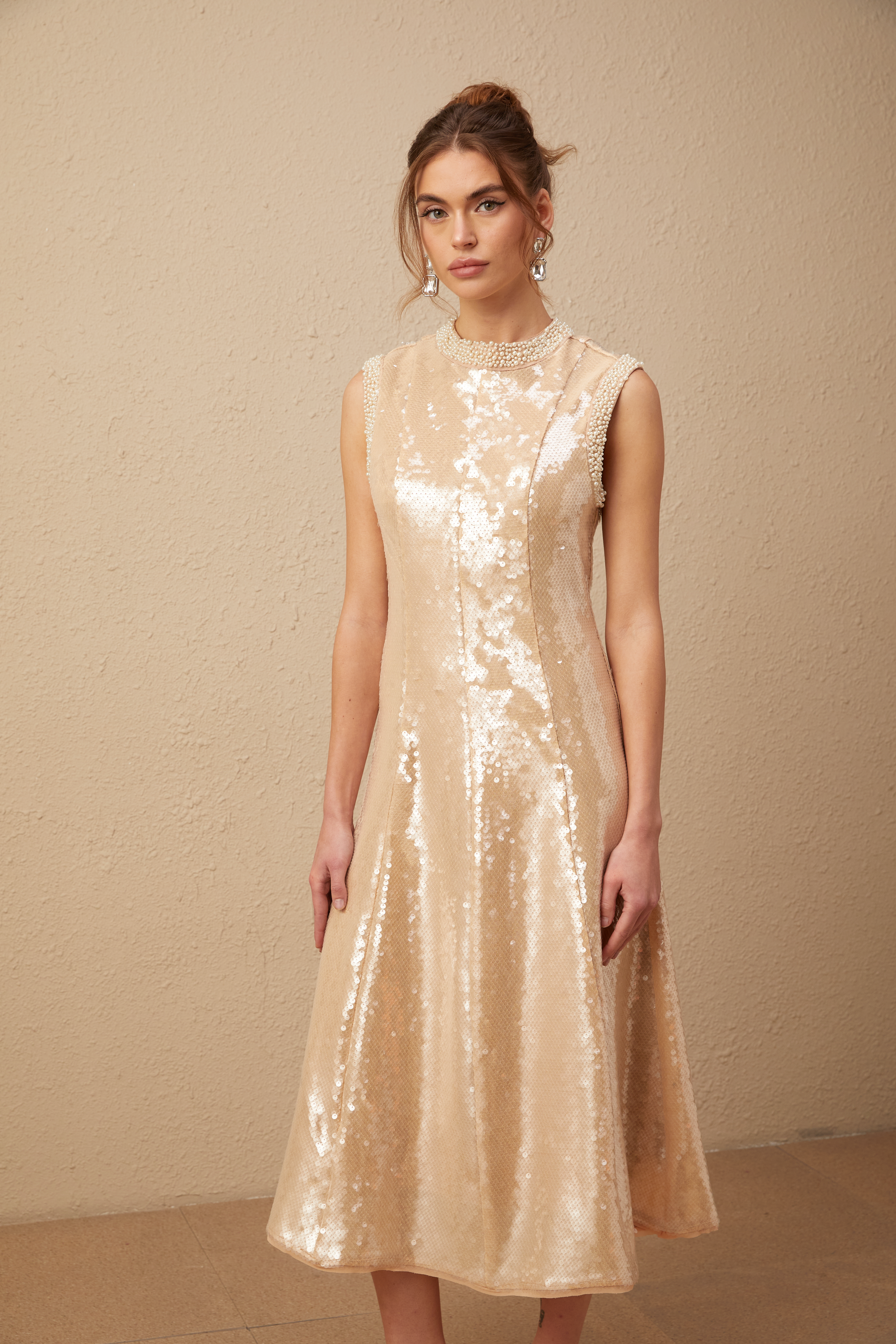 فستان أورنيلا متوسط الطول مزين باللؤلؤ الصناعي