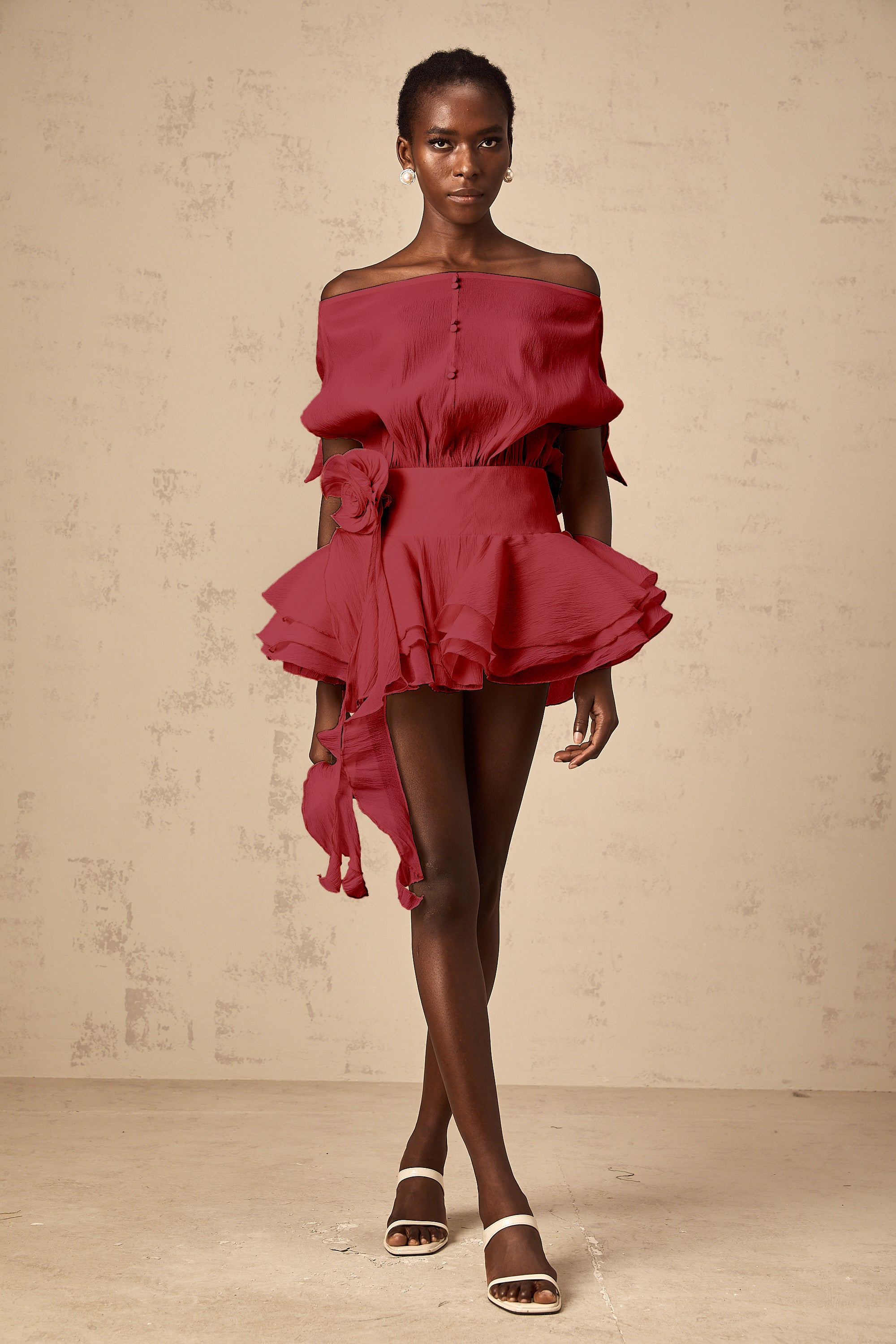 فستان قصير بكشكشة وأبليكة زهور من تصميم Amélie