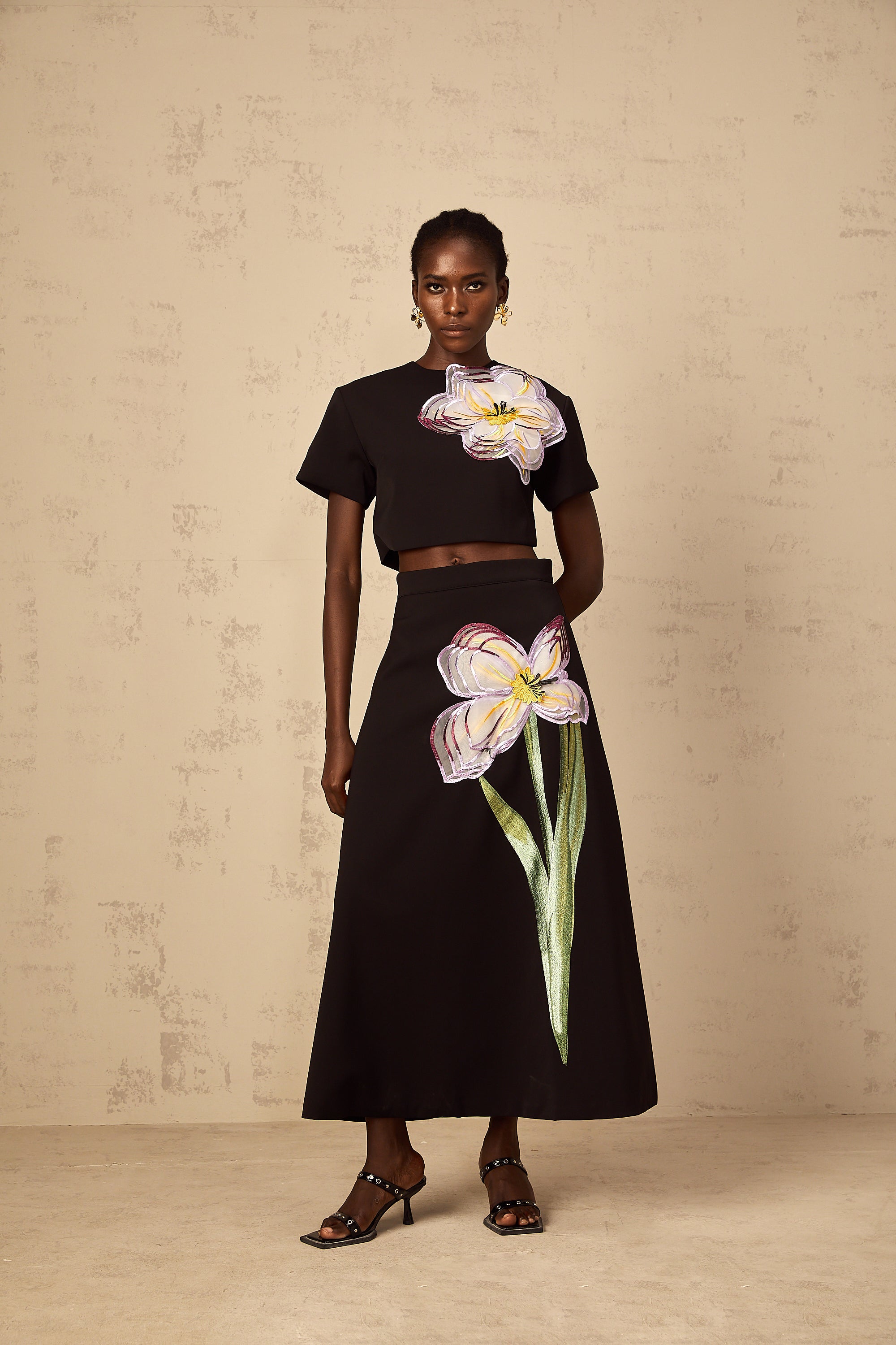 طقم إيرين بلاك المتطابق المطرز بالترتر والزهور