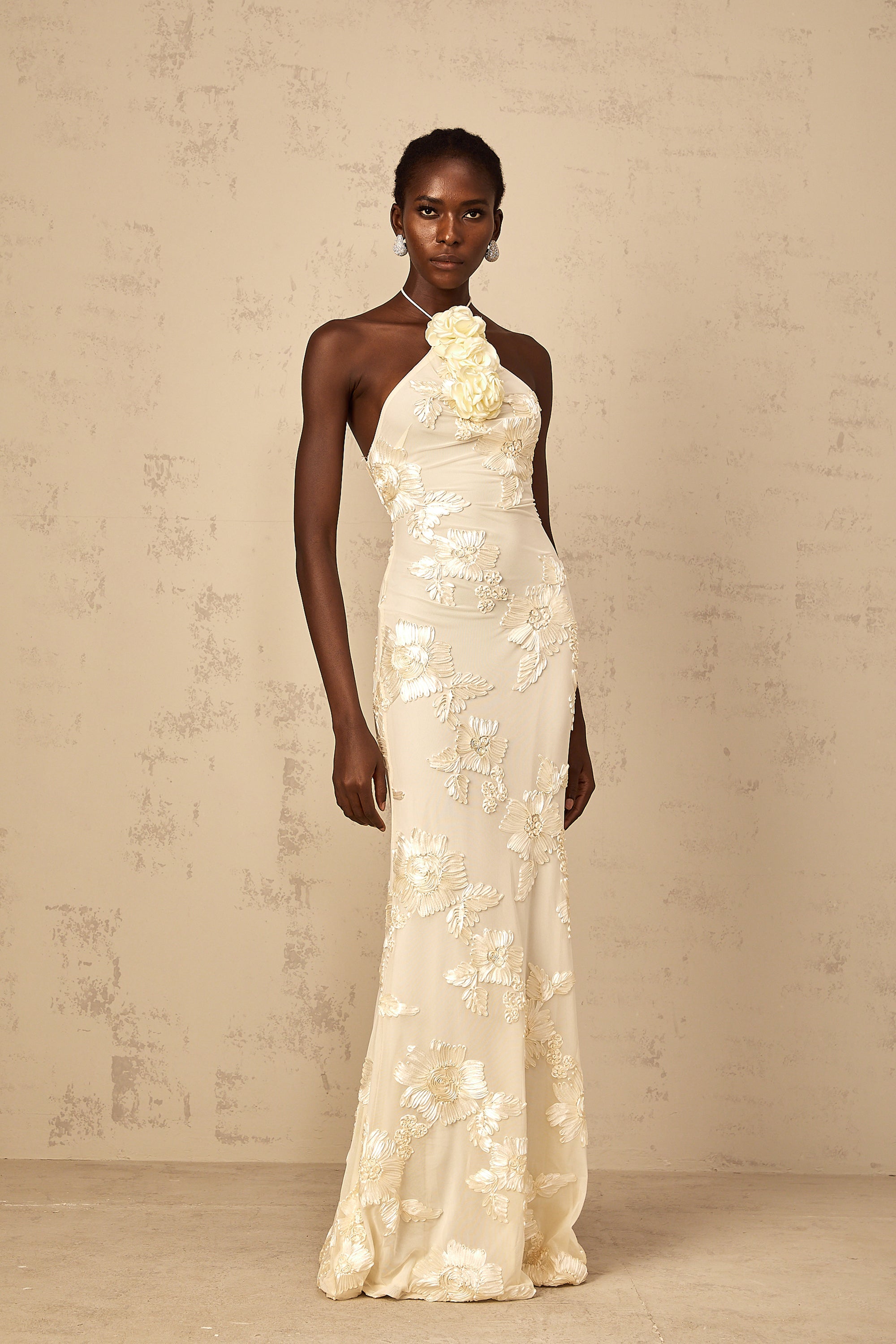 فستان ميلاني نيوترالز ماكسي مطرز بفتحة رقبة على شكل حرف V