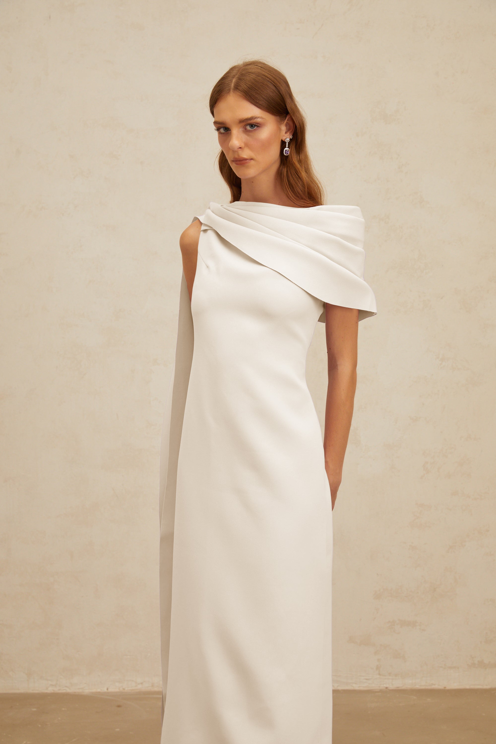 فستان Annabelle ماكسي أرجواني بتصميم كيب وشريط