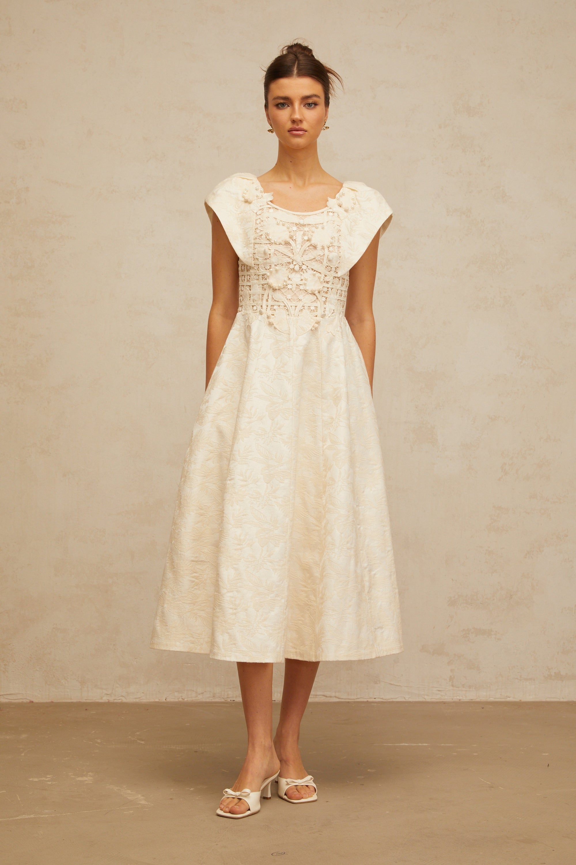 فستان زينيا متوسط الطول مزين بتطريزات زهرية محايدة