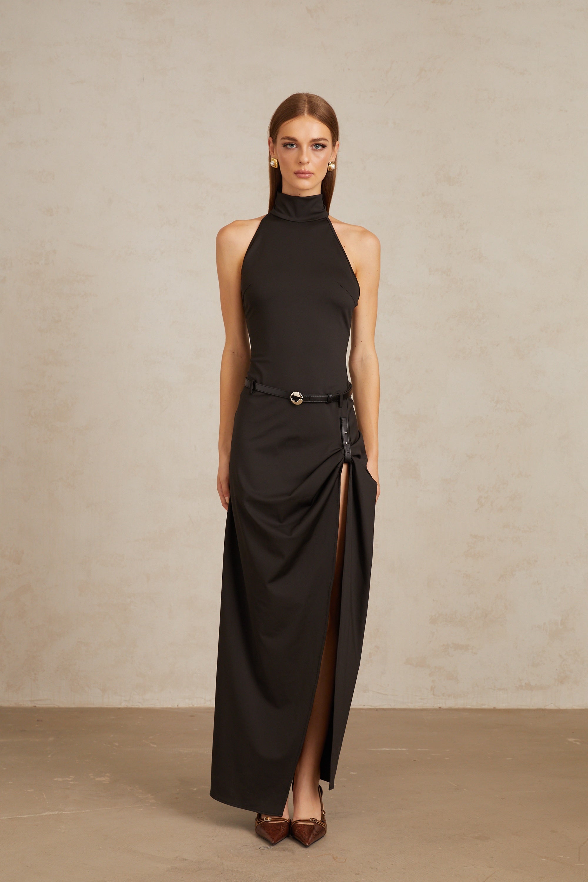 Schwarzes, gerafftes Neckholder-Maxikleid von Uranie