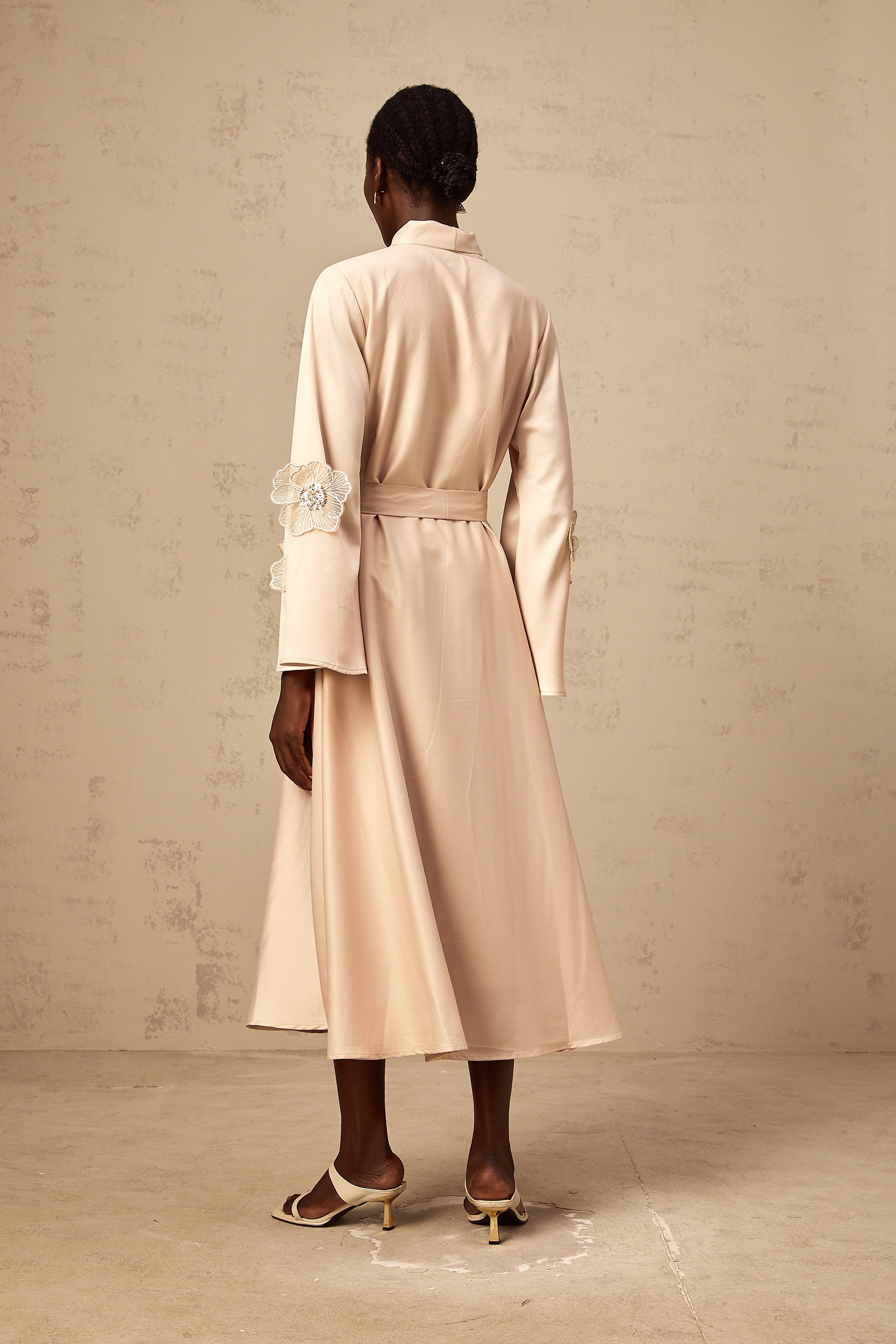 Ärmelloses Midikleid mit Blumenapplikationen von Émilie in Rosa