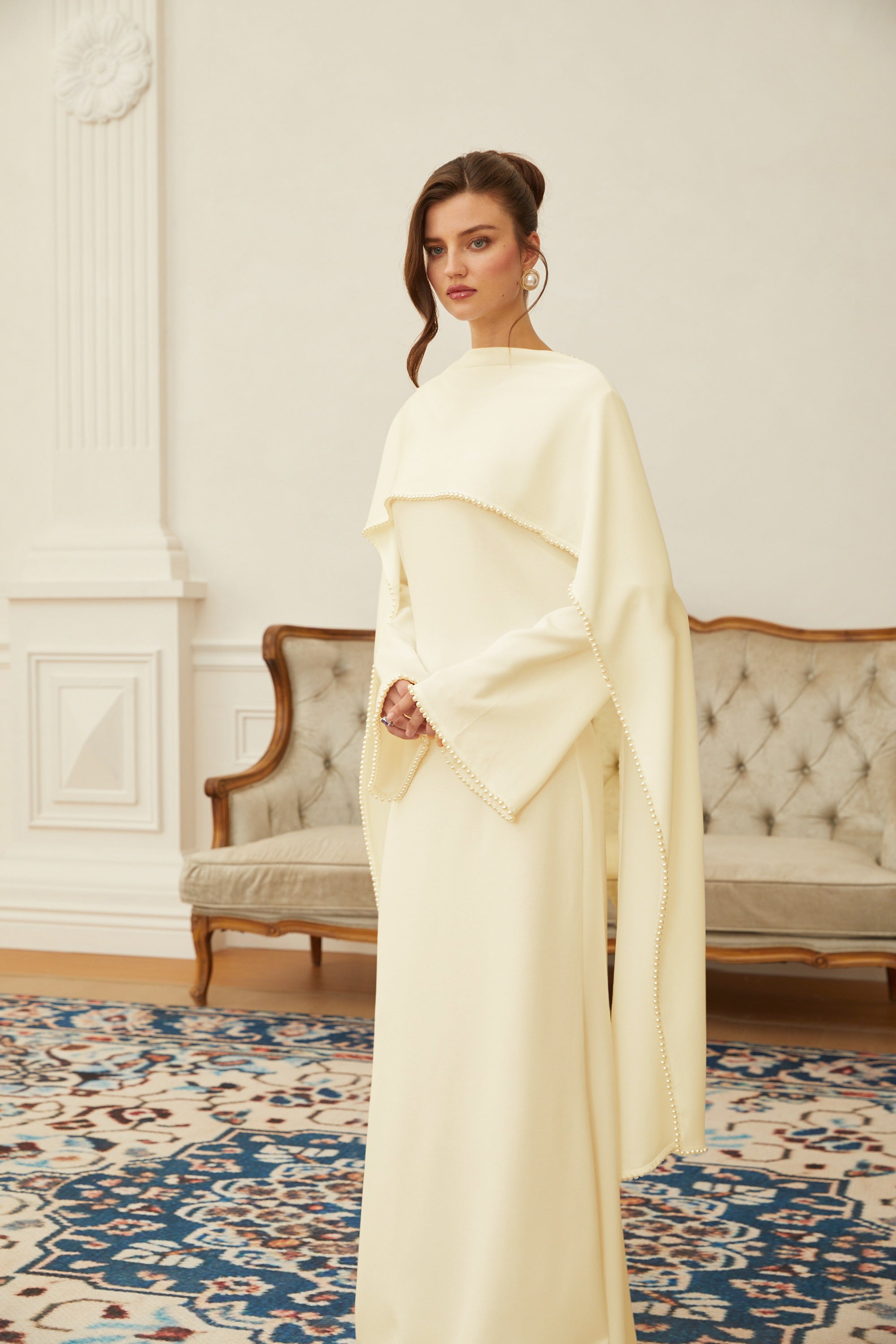 Piroska Maxikleid mit gelbem Perlenbesatz und Schal-Detail