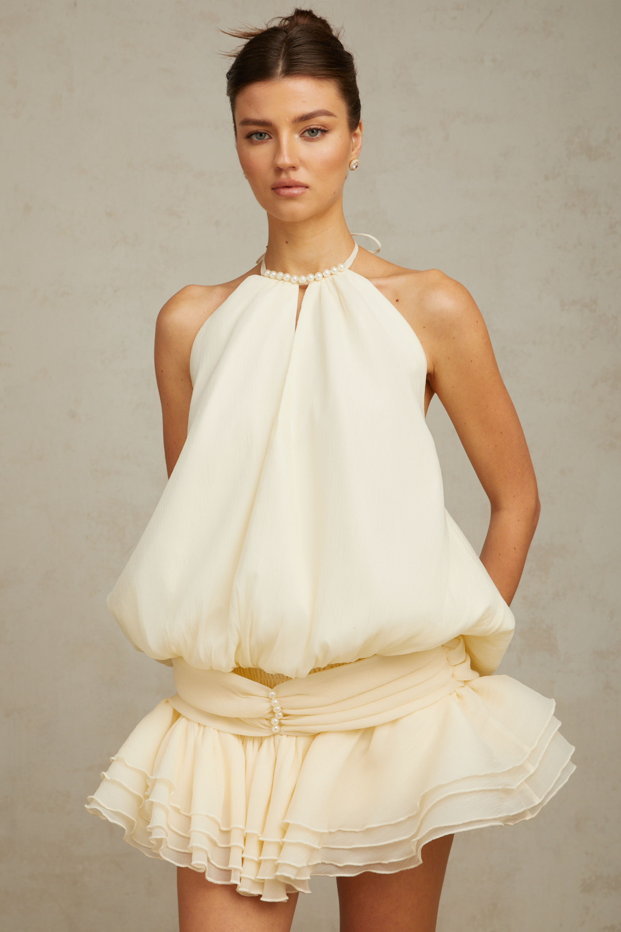 فستان قصير من Bérénice باللون الأبيض مع رقبة على شكل حرف V ولؤلؤ صناعي