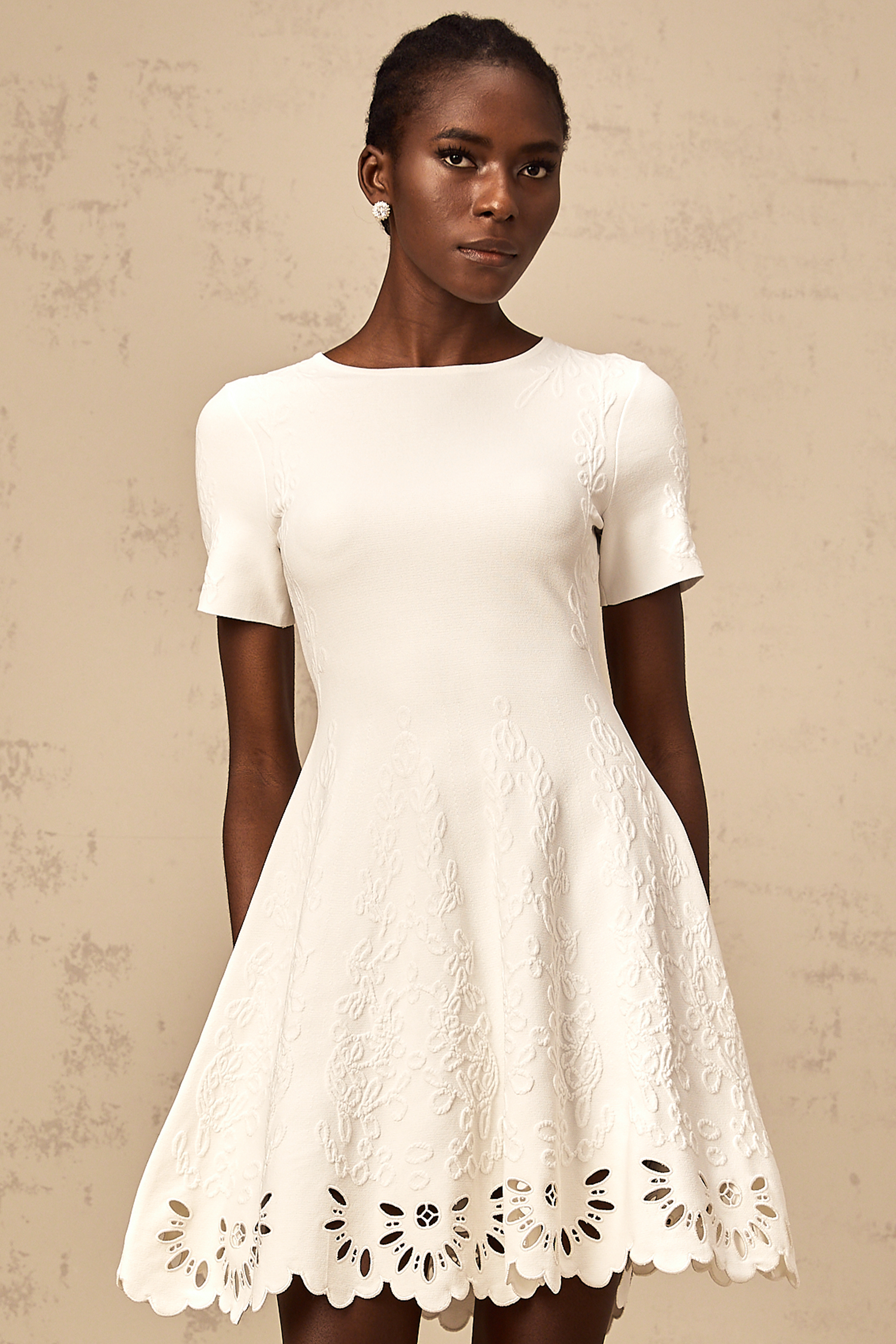 Émilie weißes gestricktes Minikleid mit Cut-outs und Jacquardmuster (Endgültiger Verkauf – nur in den USA)