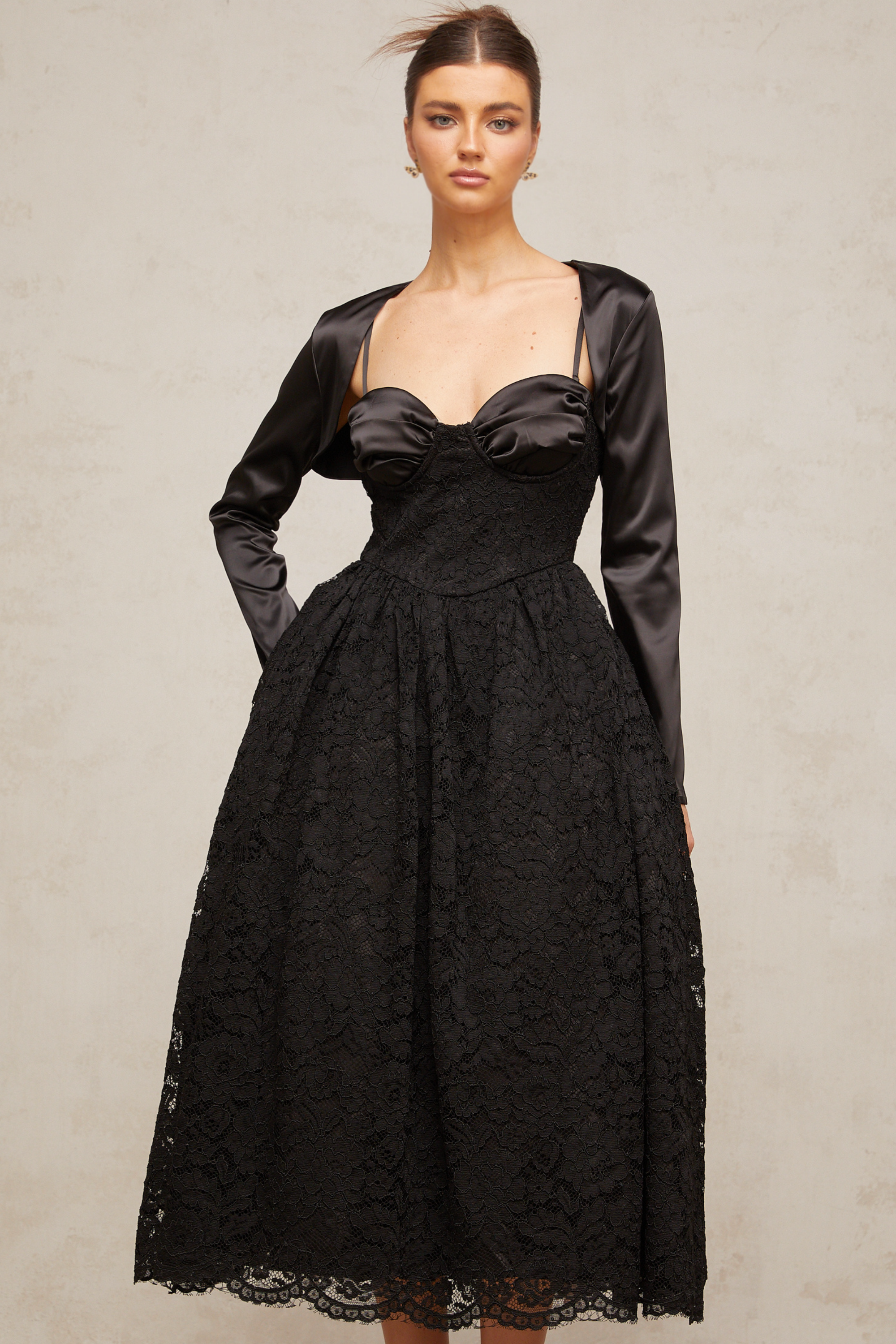 طقم سيدوني مكون من بلوزة وفستان مزين بالزهور باللون الأسود