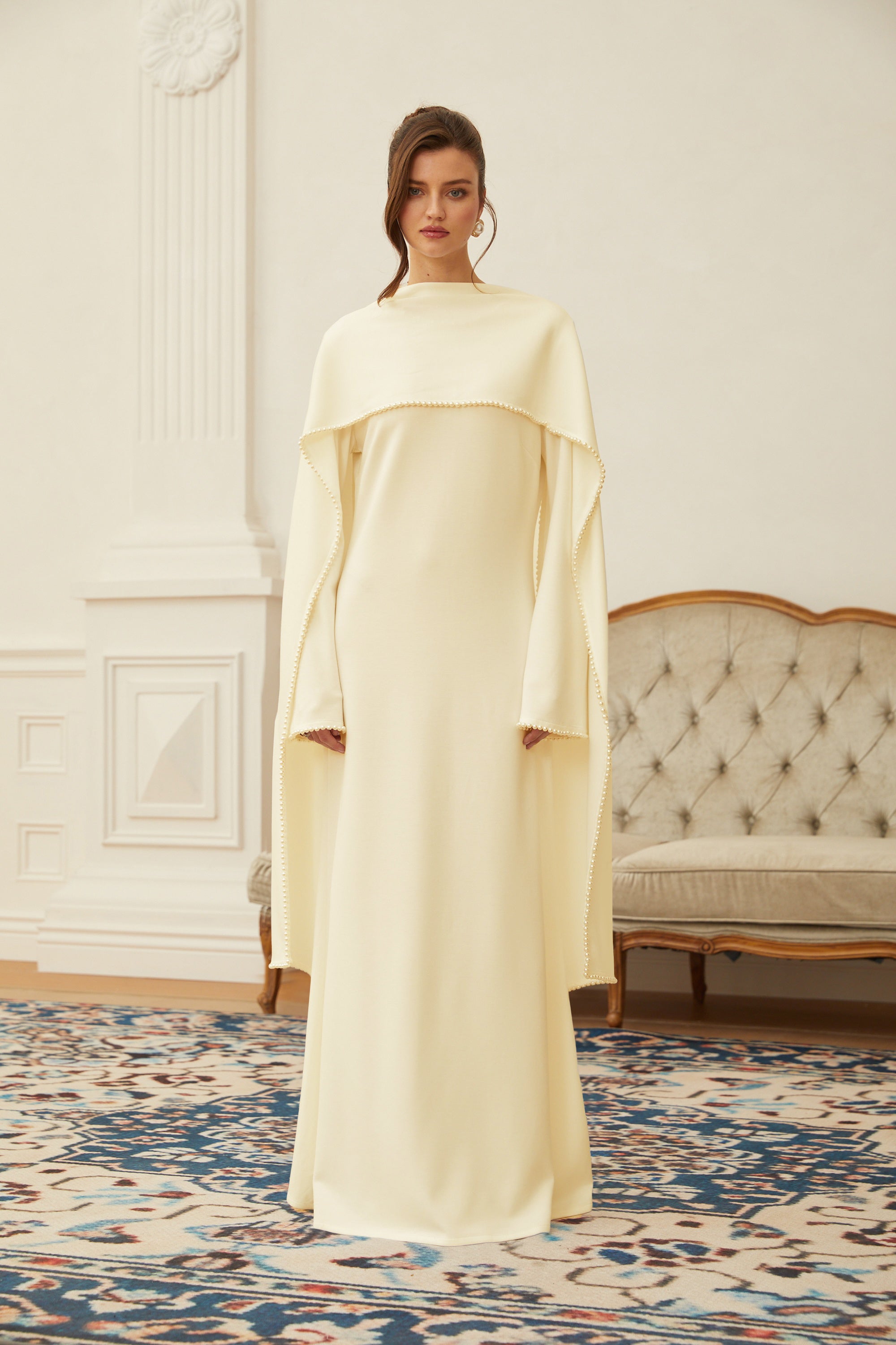 Piroska Maxikleid mit gelbem Perlenbesatz und Schal-Detail